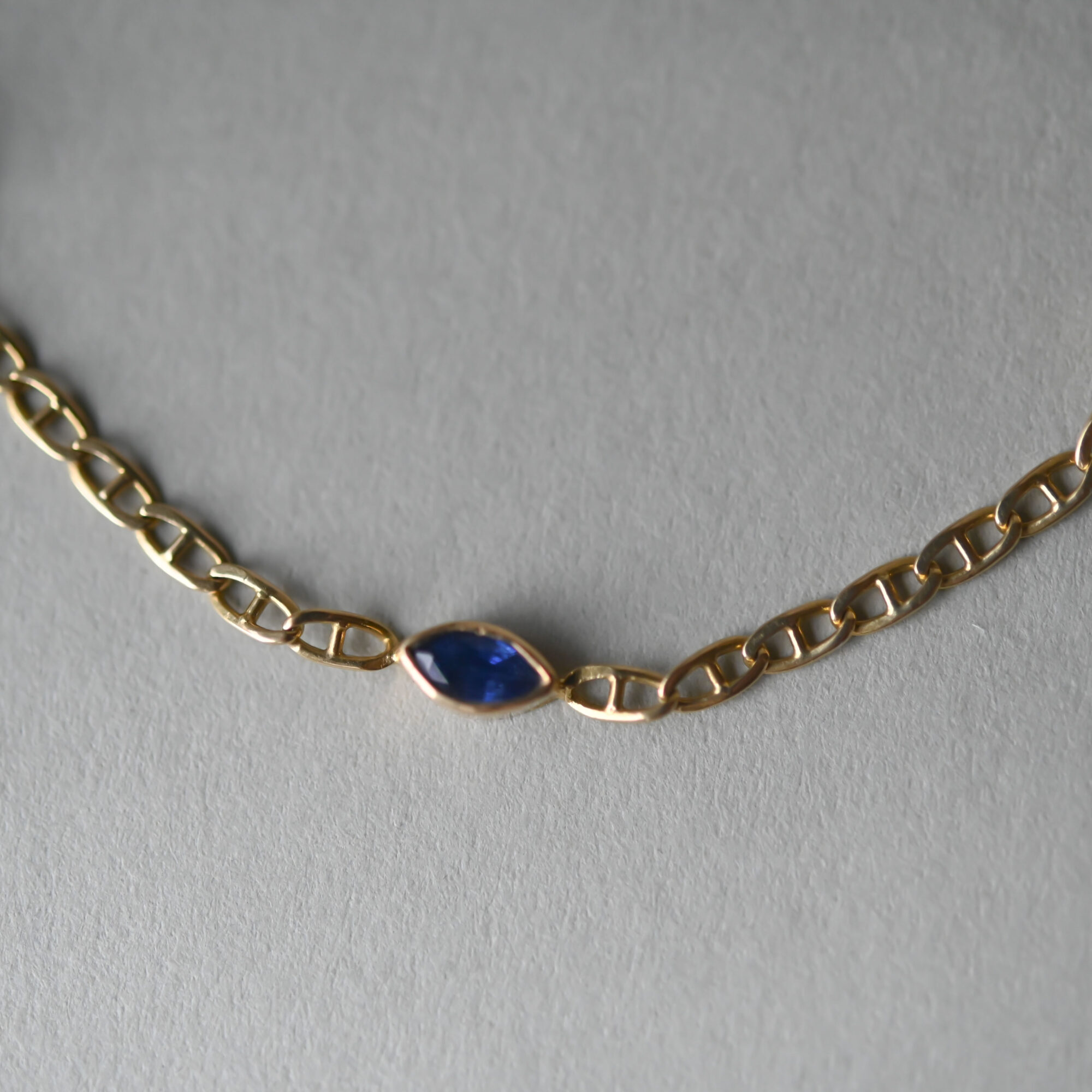 Contemporary 18ct gold marquise sapphire mariner link bracelet - Image 3