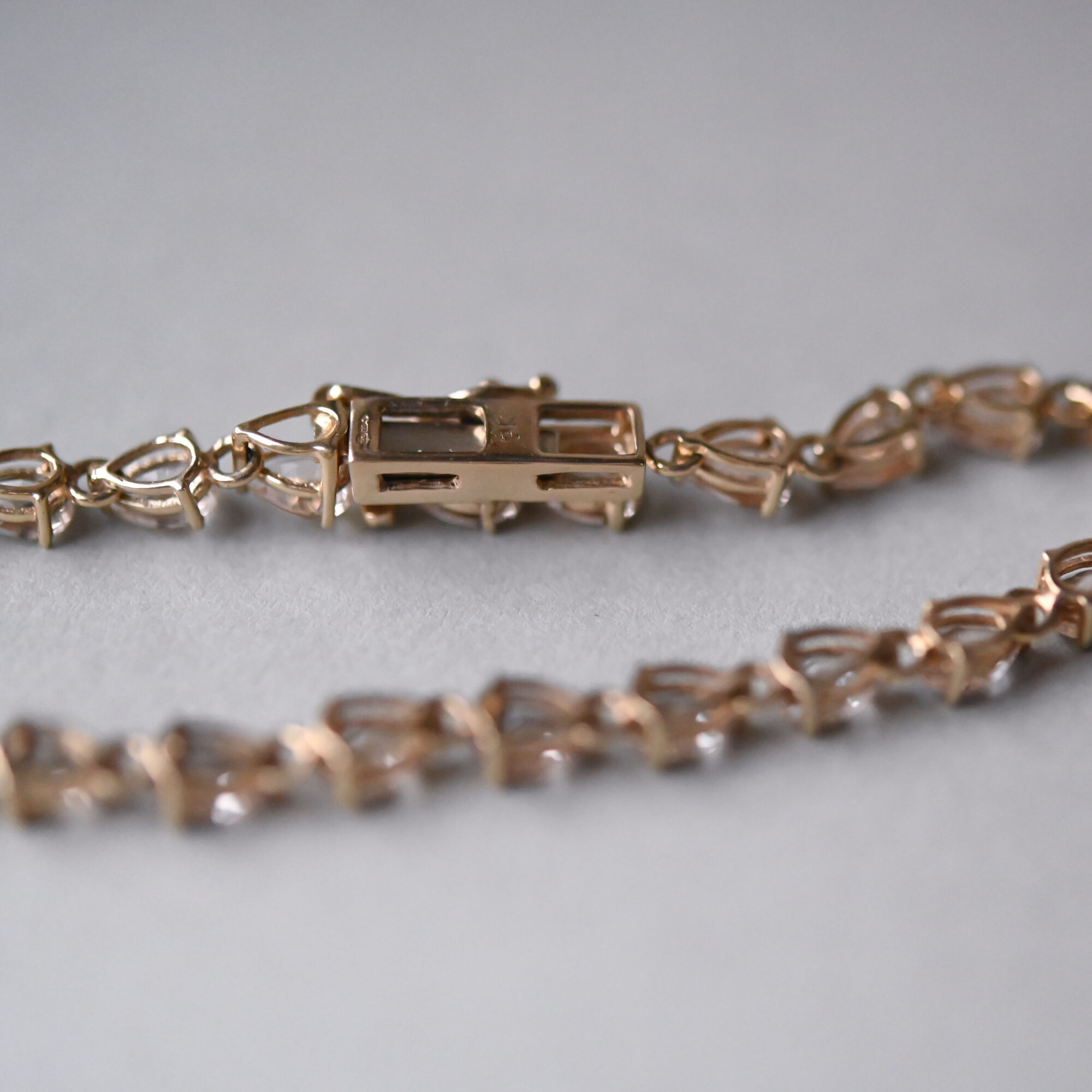 Contemporary 9ct gold light peach hue morganite tennis bracelet - Image 4