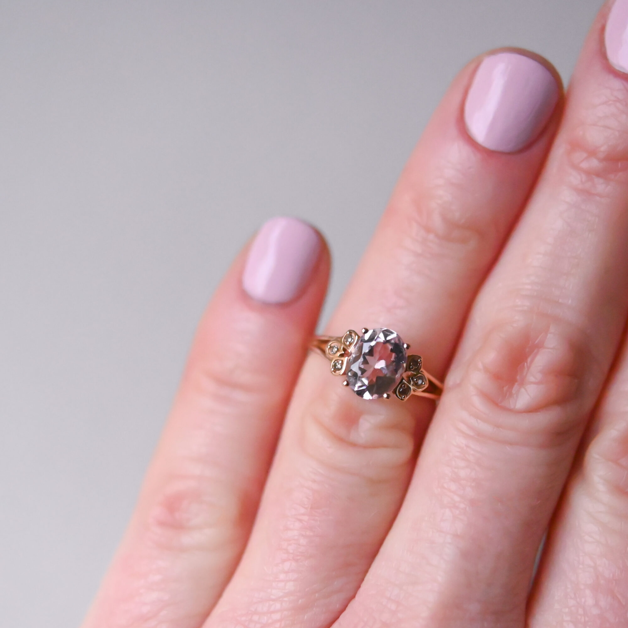 Contemporary 9ct gold morganite and mini champagne diamond ring - Image 3