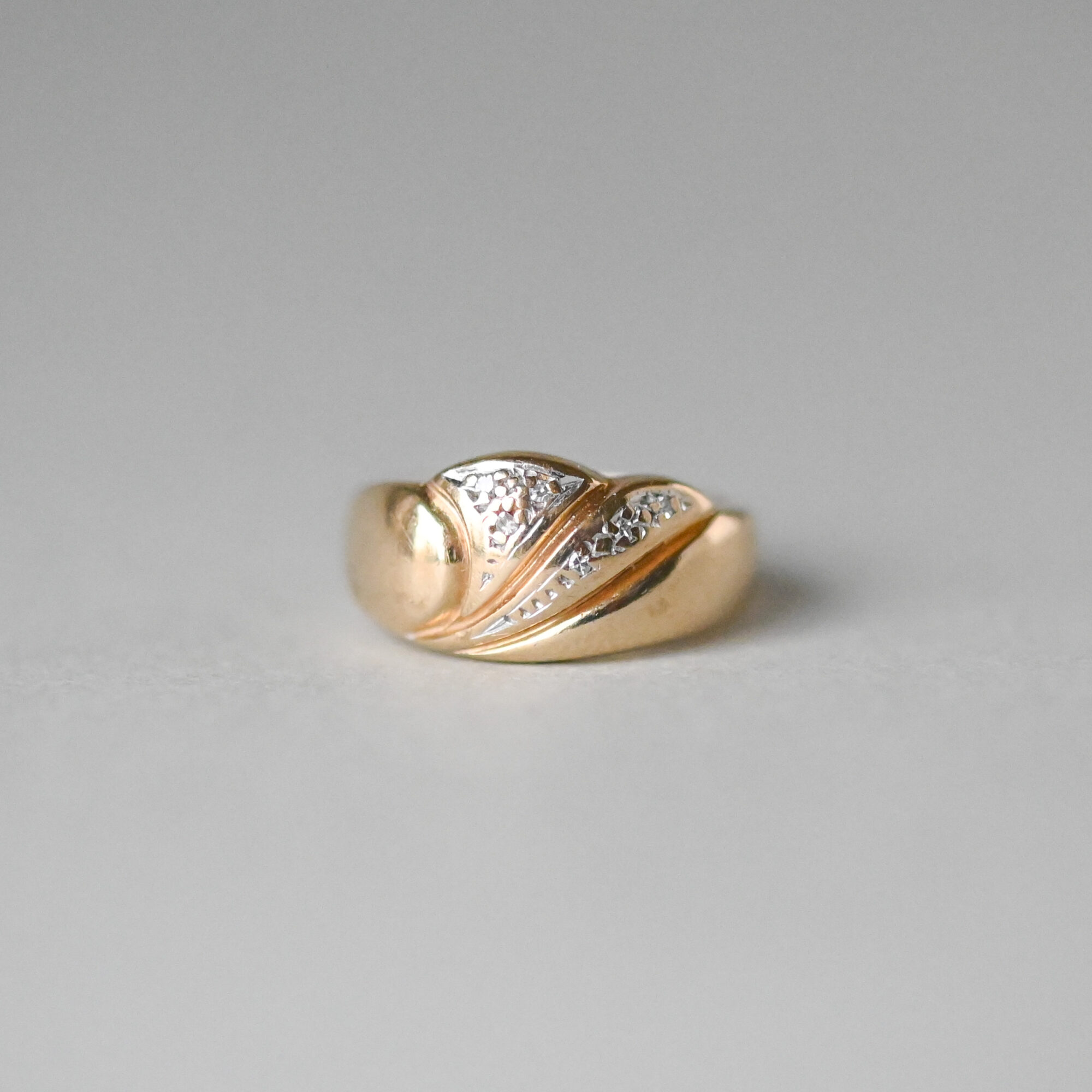 9ct gold wave form mini diamond ring