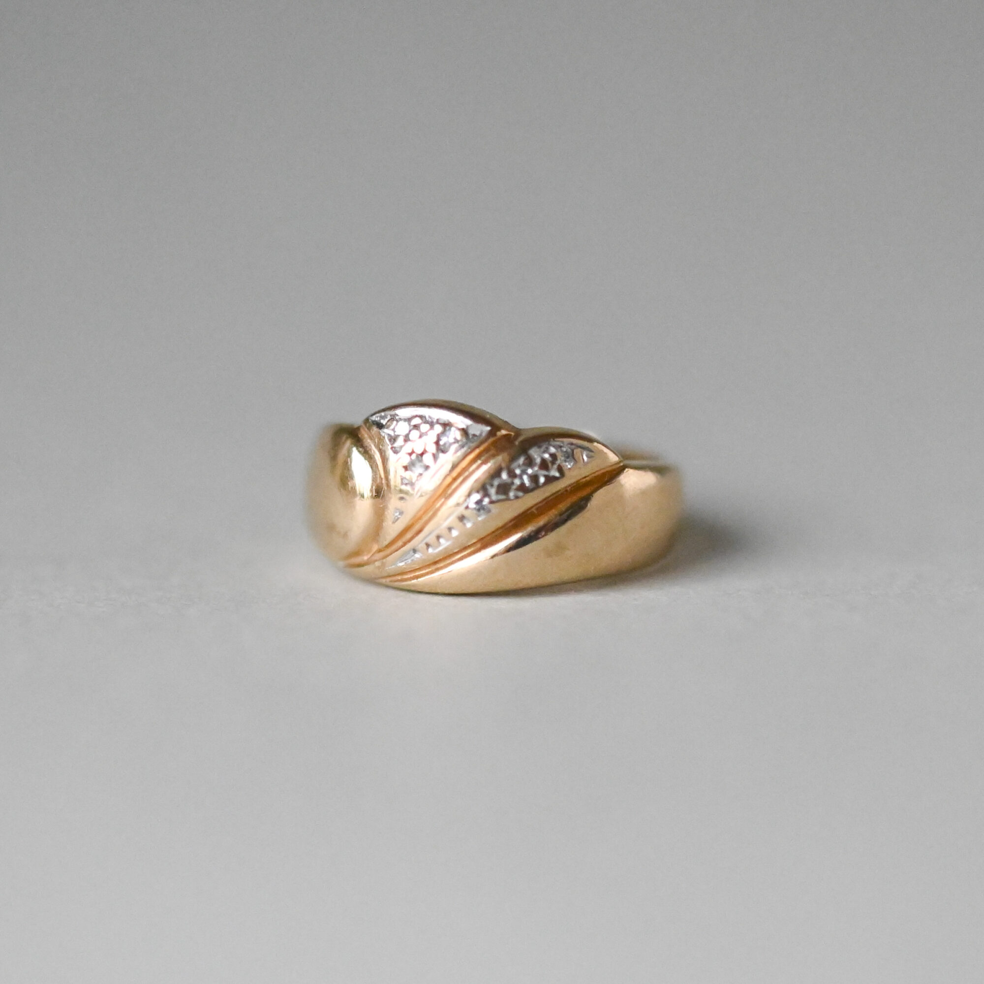 9ct gold wave form mini diamond ring - Image 2