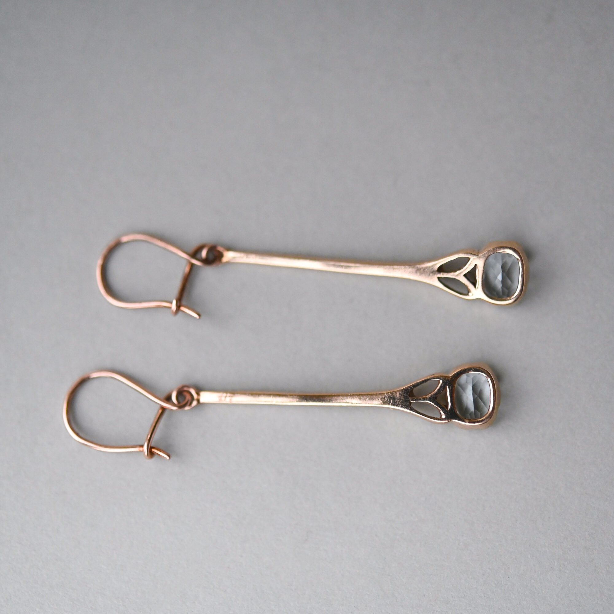 Contemporary pair of 9ct rose gold aquamarine torpedo drop earrings - Image 3