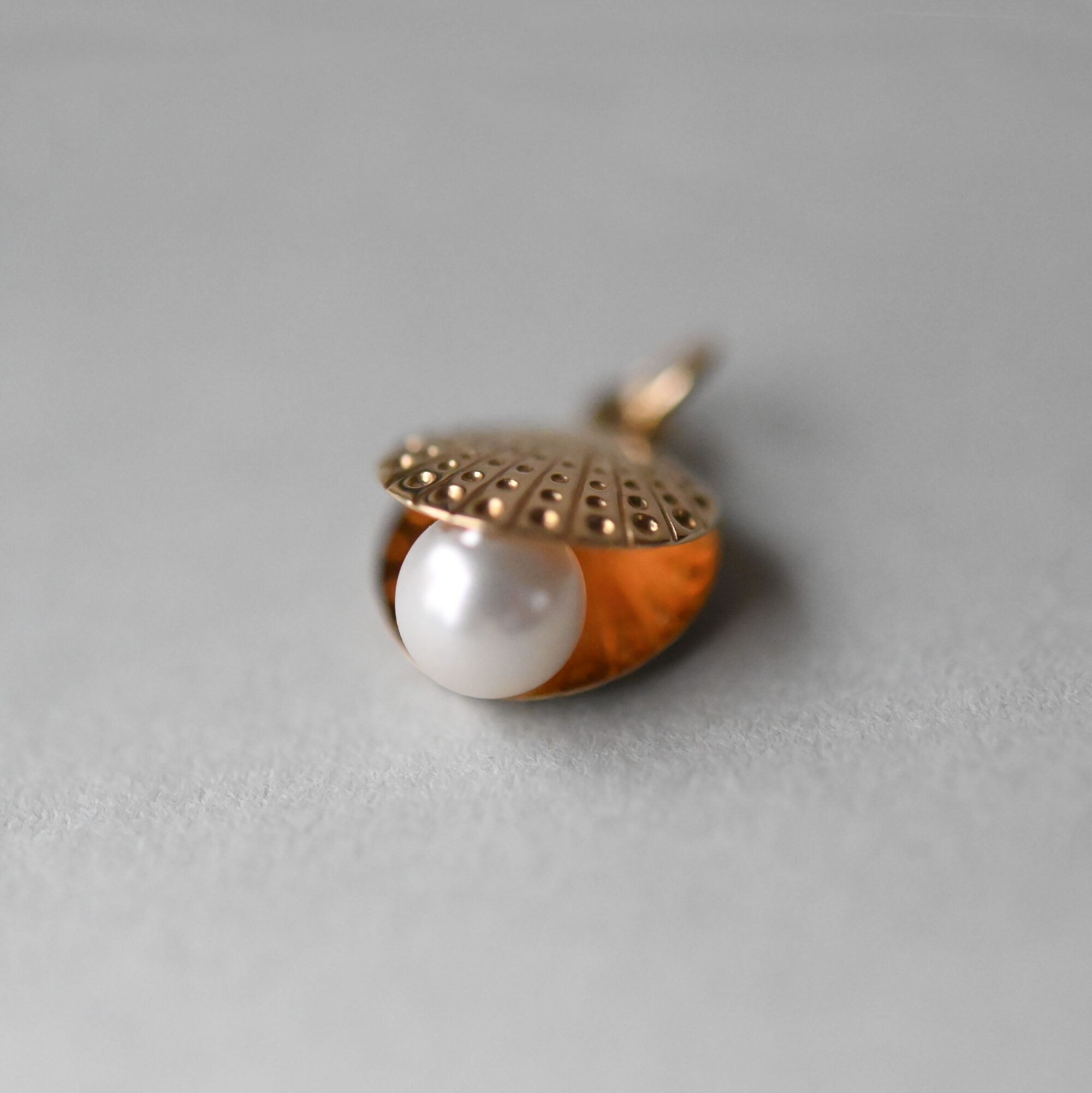 Cutie 9ct gold clam shell cultured pearl charm