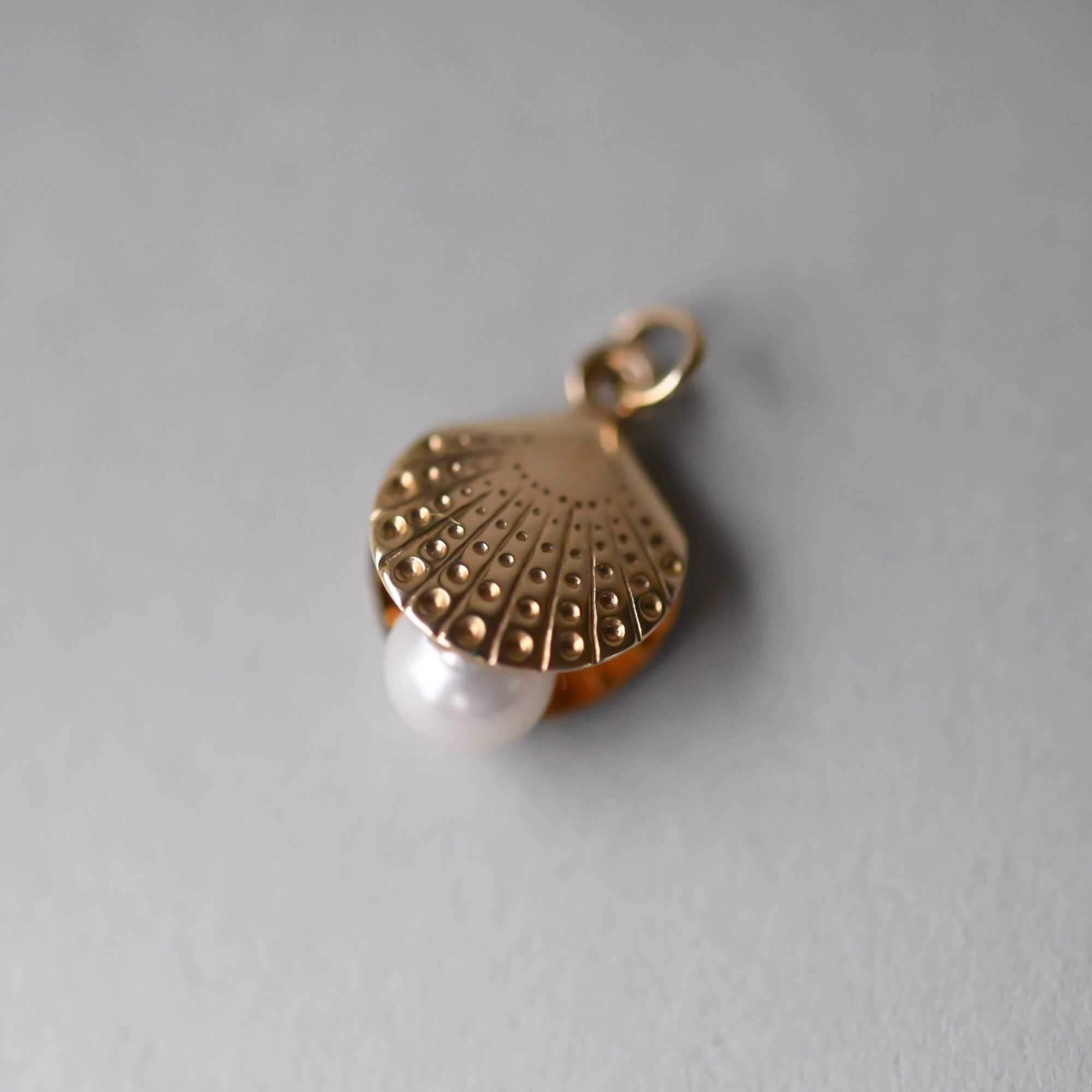 Cutie 9ct gold clam shell cultured pearl charm - Image 2