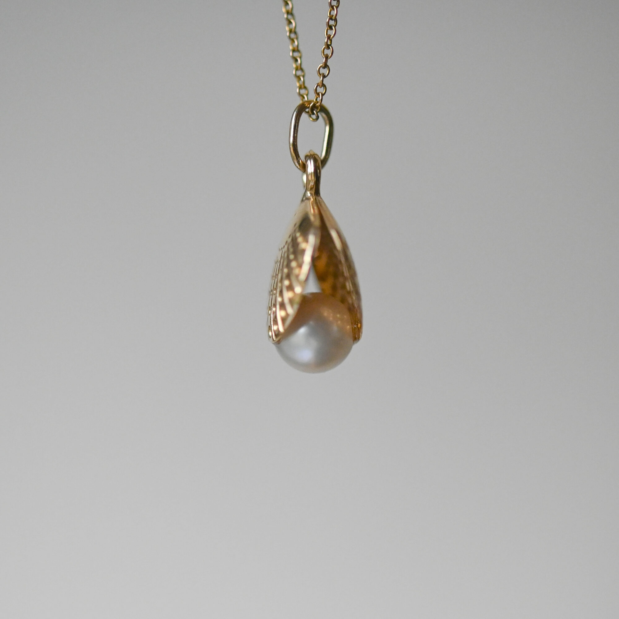 Cutie 9ct gold clam shell cultured pearl charm - Image 3