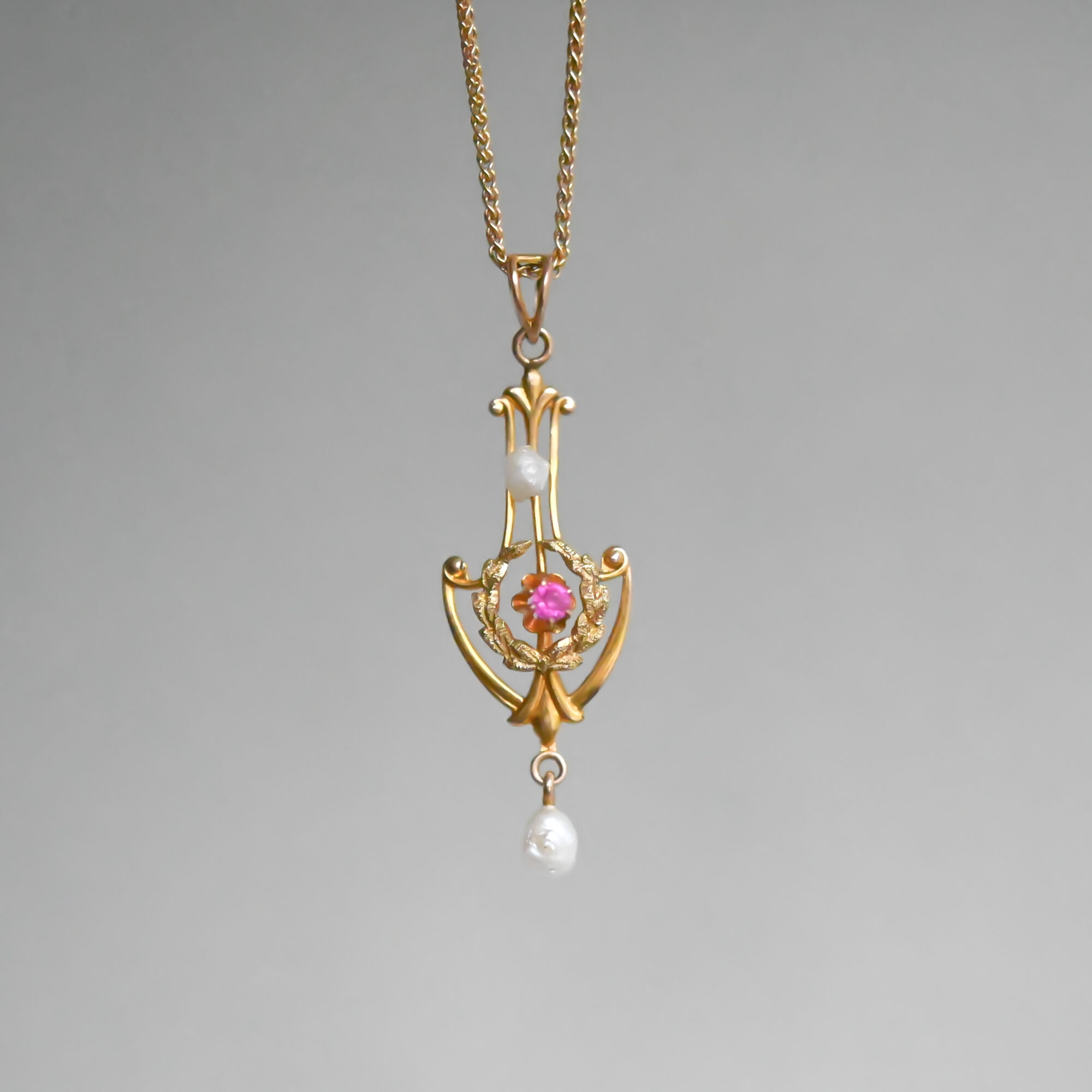 Dainty 9ct gold pearl and ruby drop pendant, c.1900 - Image 3