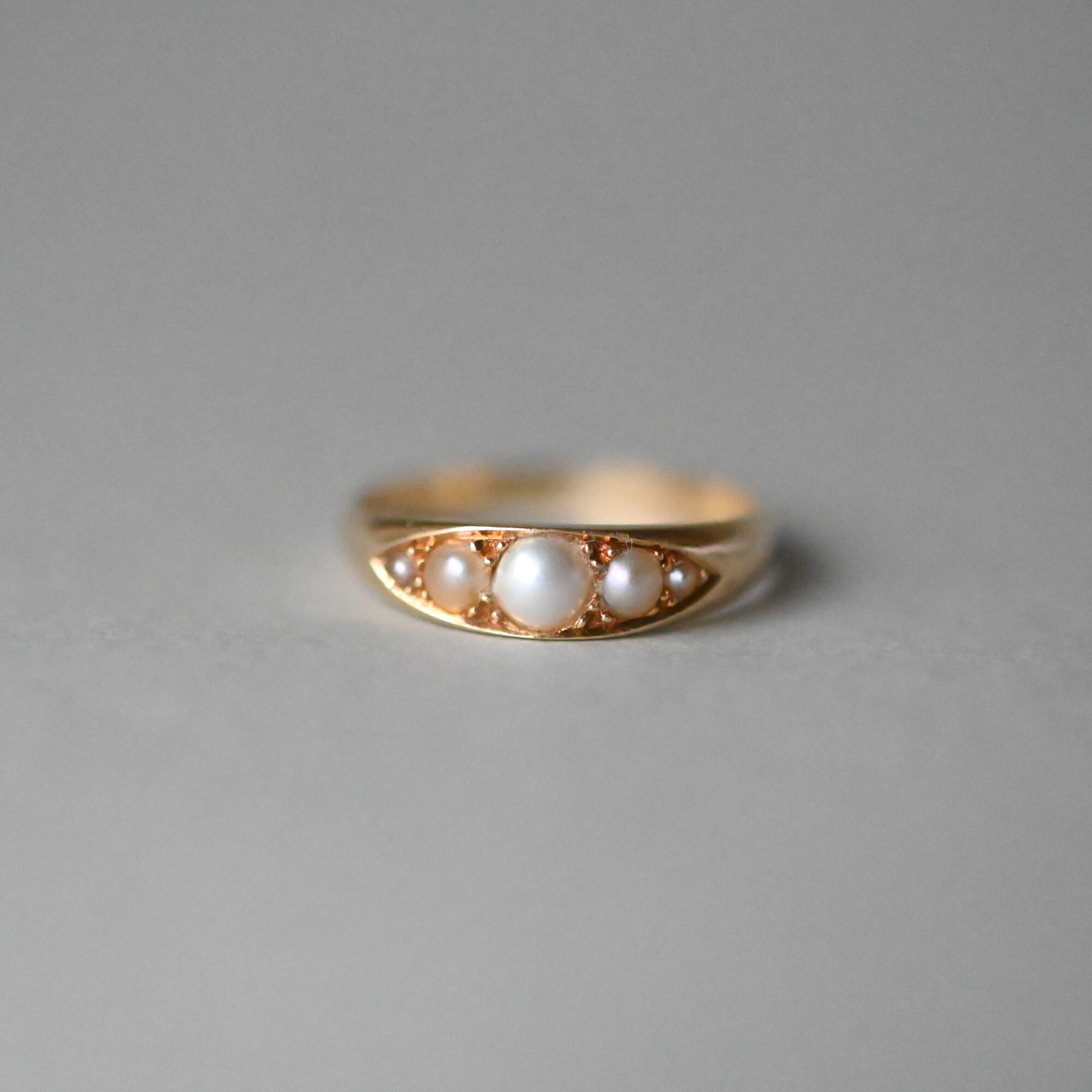 Late Victorian 15ct gold graduated pearl band ring