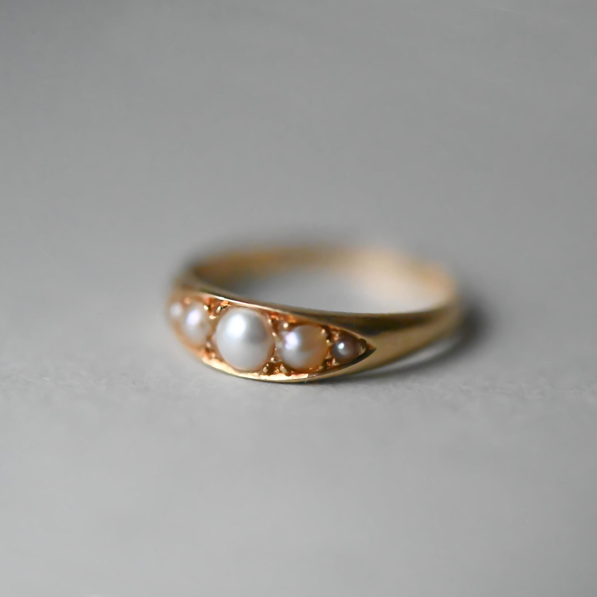 Late Victorian 15ct gold graduated pearl band ring - Image 2