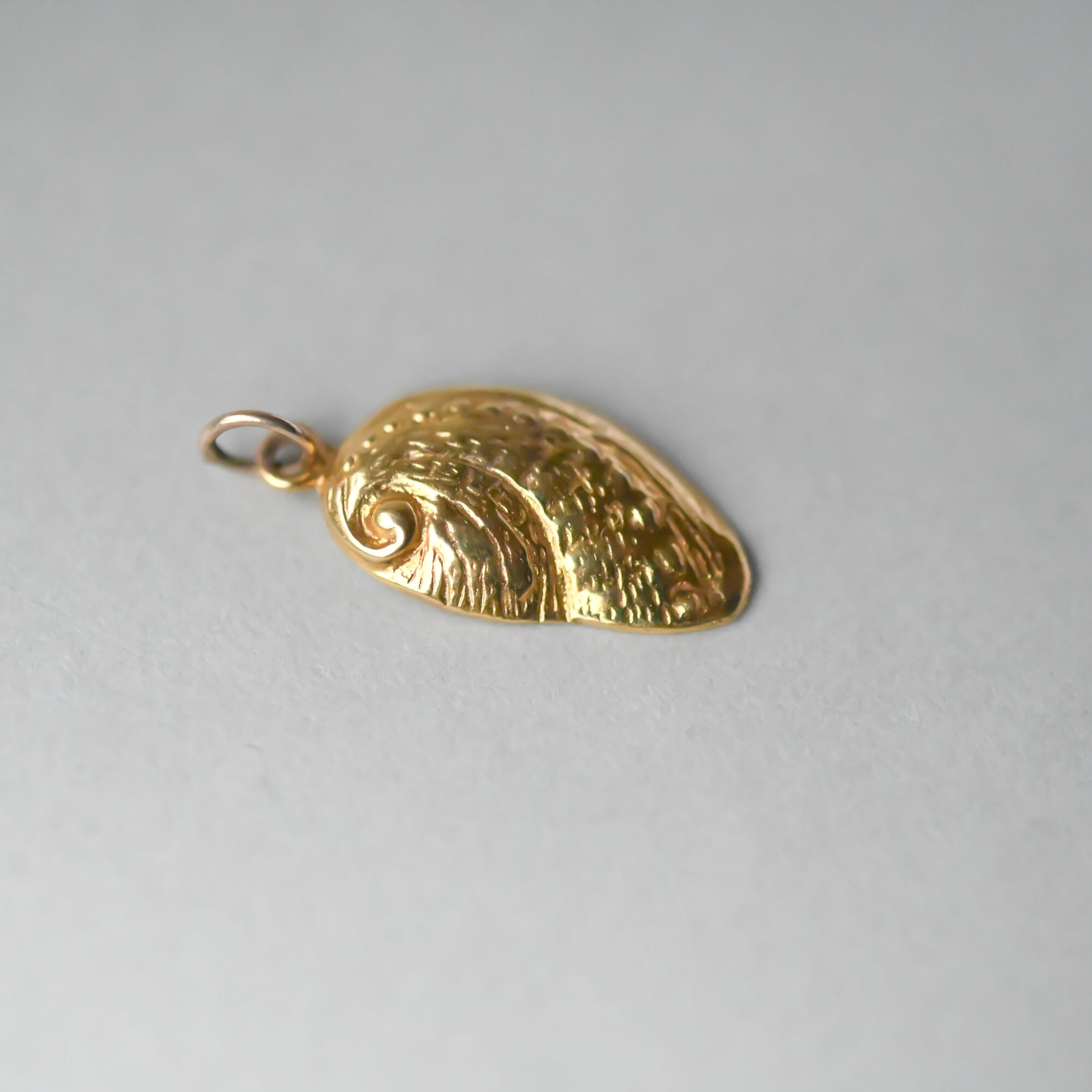 Cutie contemporary 9ct gold ormer shell pendant