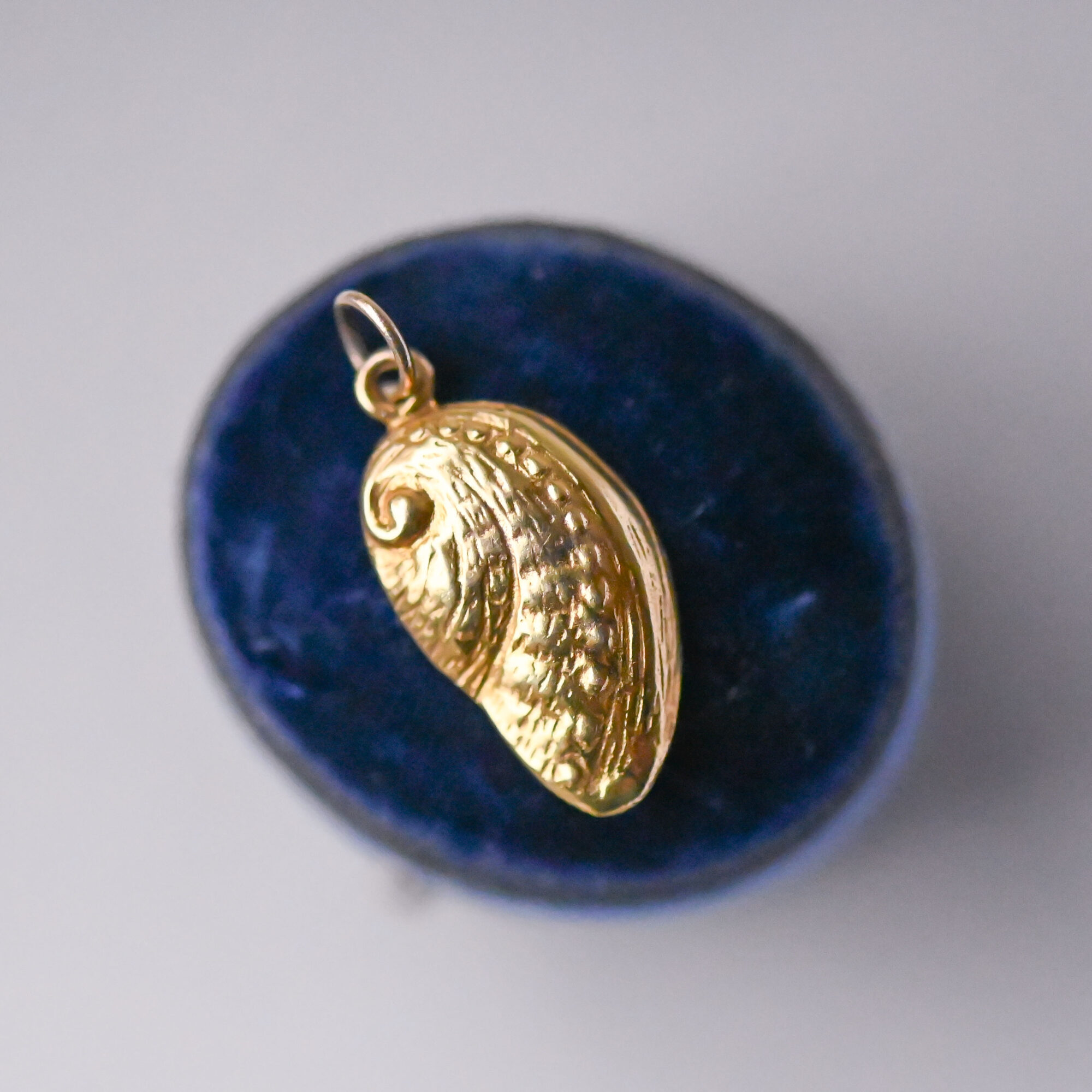 Cutie contemporary 9ct gold ormer shell pendant - Image 2