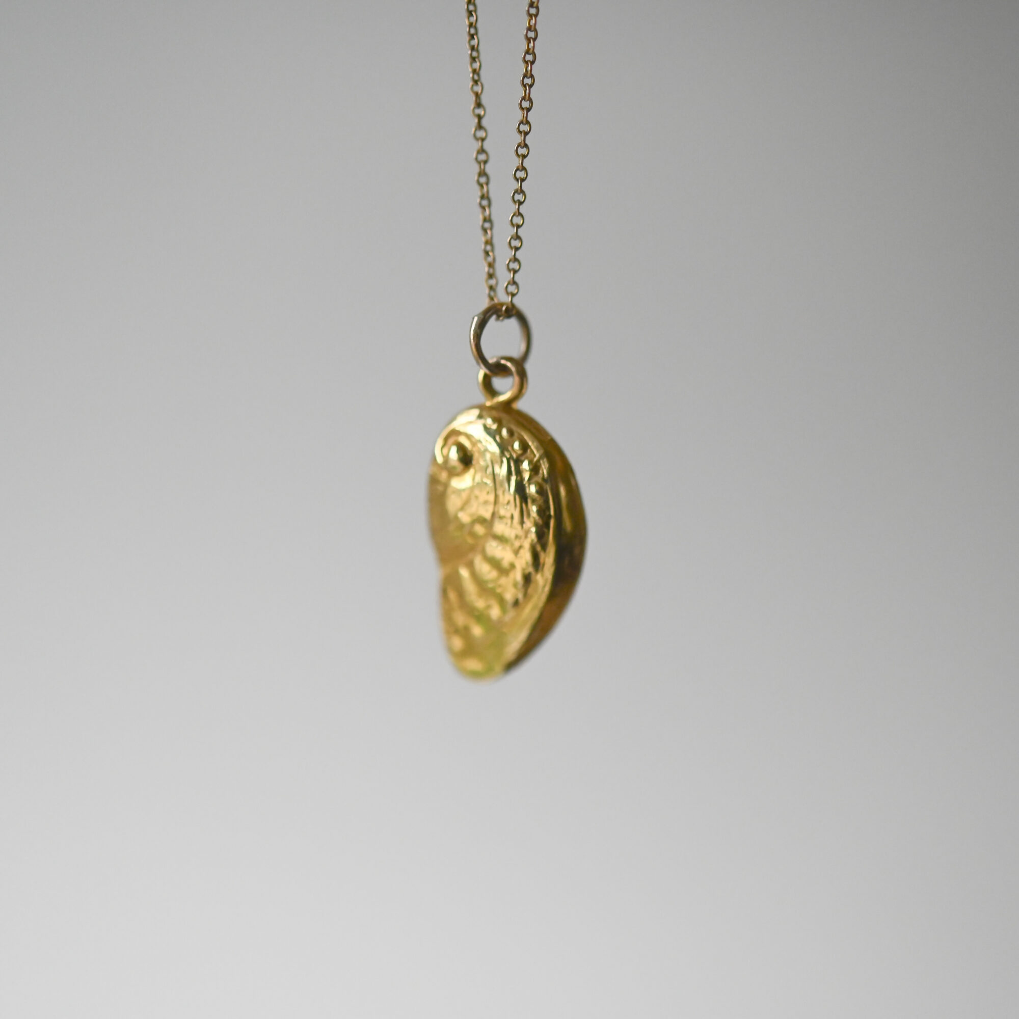 Cutie contemporary 9ct gold ormer shell pendant - Image 4