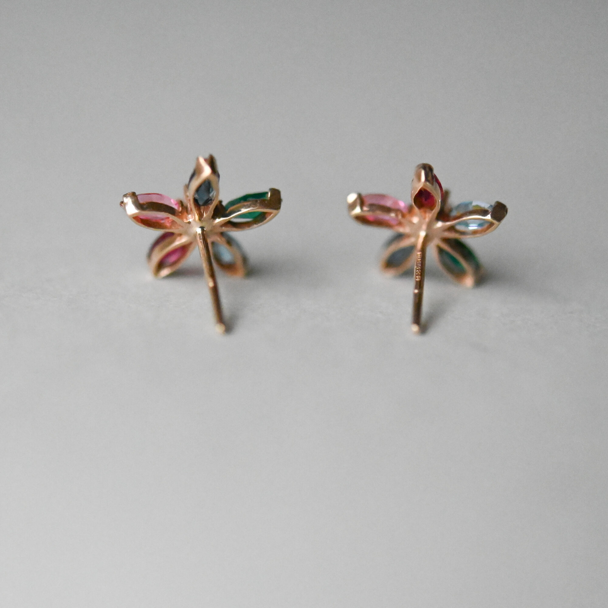 Pair of aesthetic 9ct gold colourful paste flower earrings - Image 3