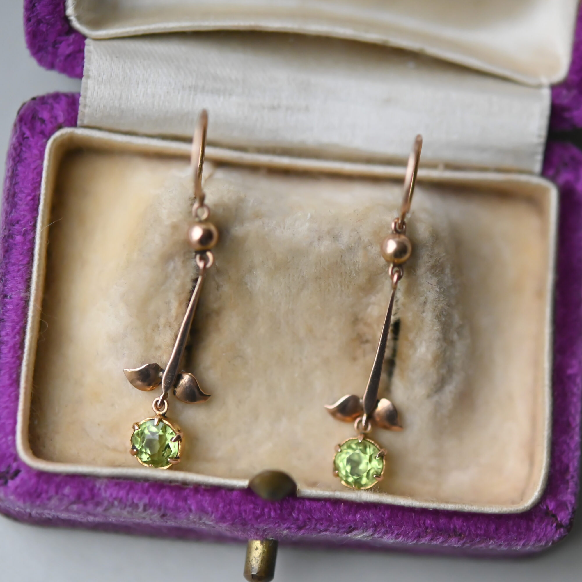 Pretty pair of antique 9ct gold peridot flower drop earrings - Image 2