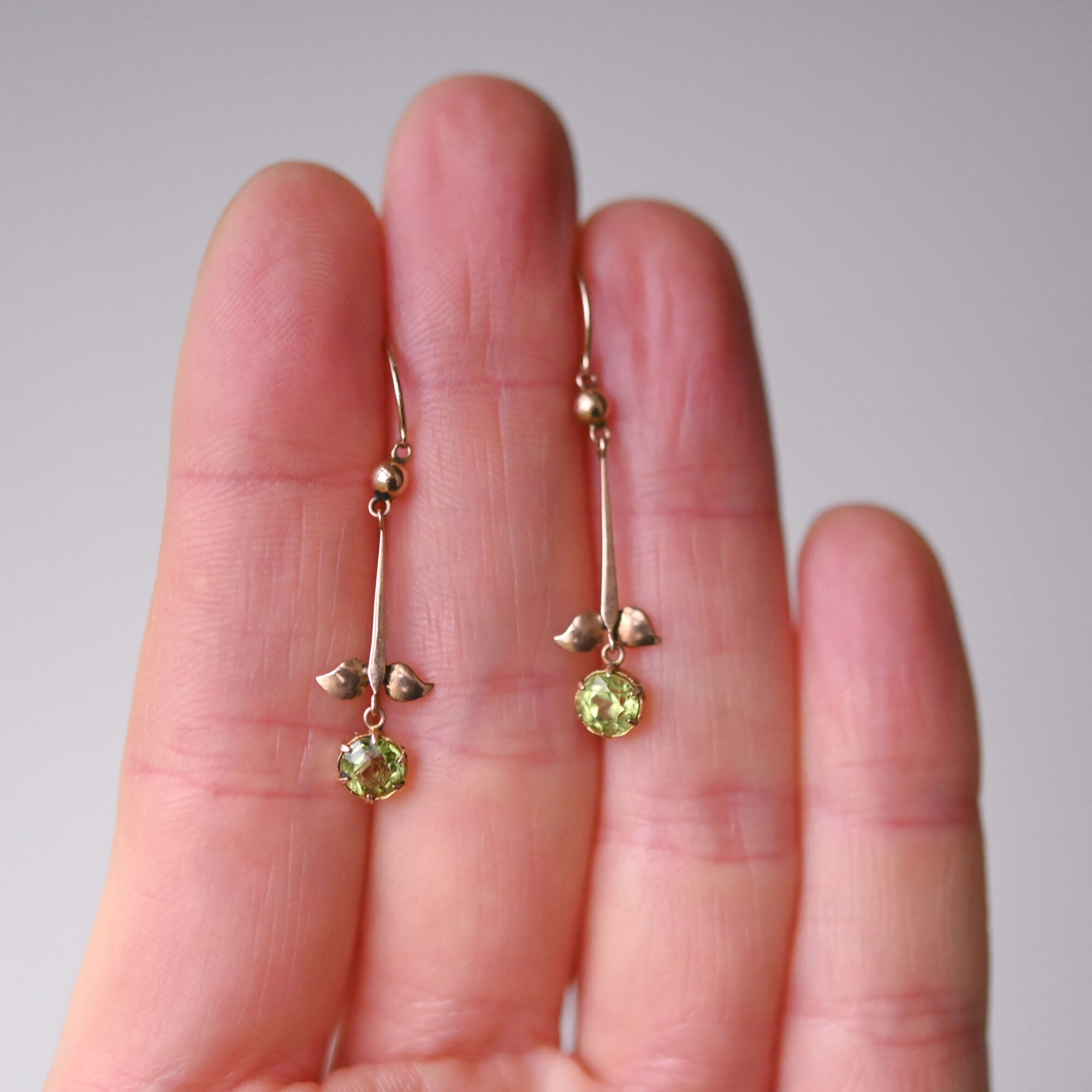 Pretty pair of antique 9ct gold peridot flower drop earrings - Image 3