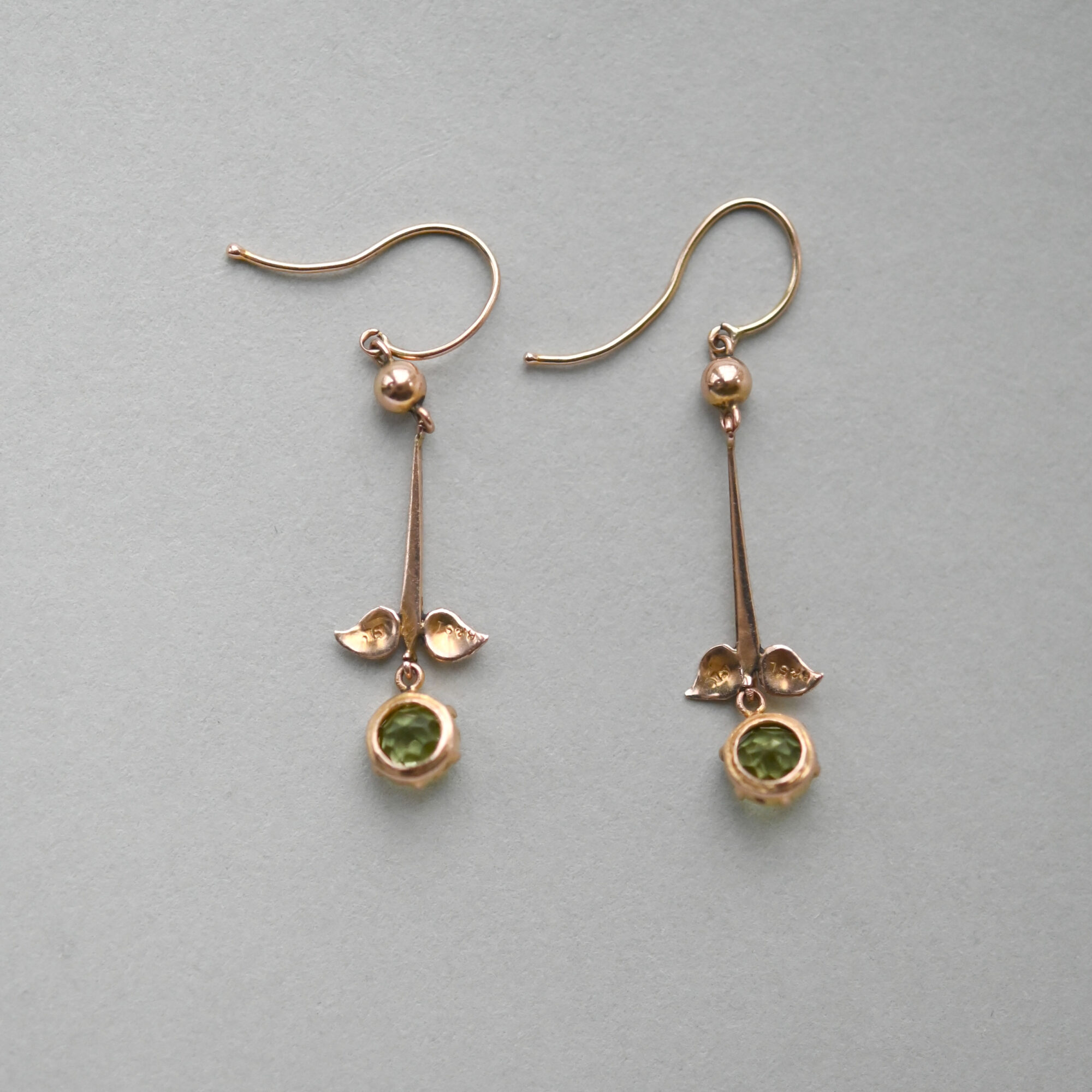 Pretty pair of antique 9ct gold peridot flower drop earrings - Image 4