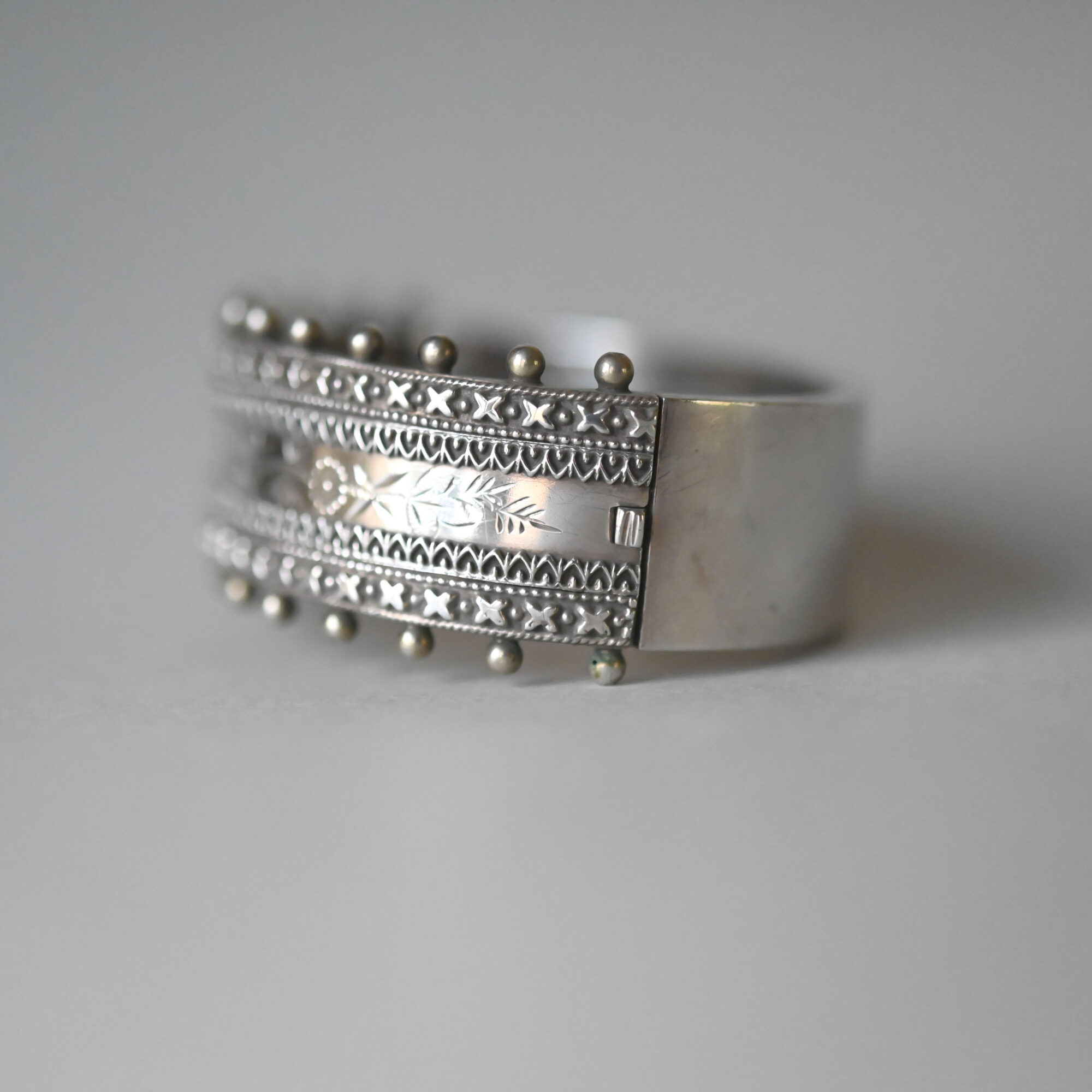 Victorian sterling silver engraved bracelet with beaded edge, 1885 - Image 3