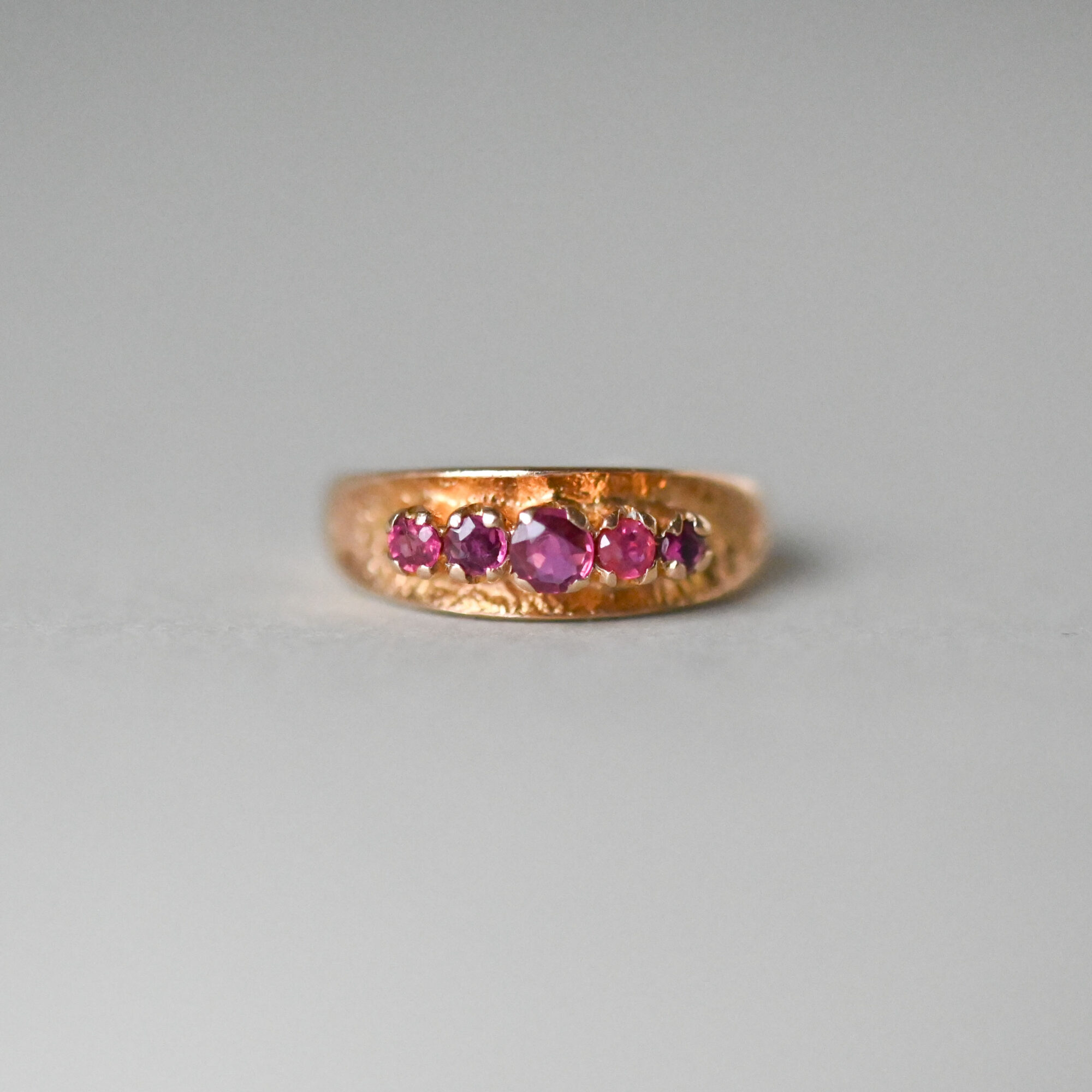 Vintage 9ct gold graduated ruby textured ring