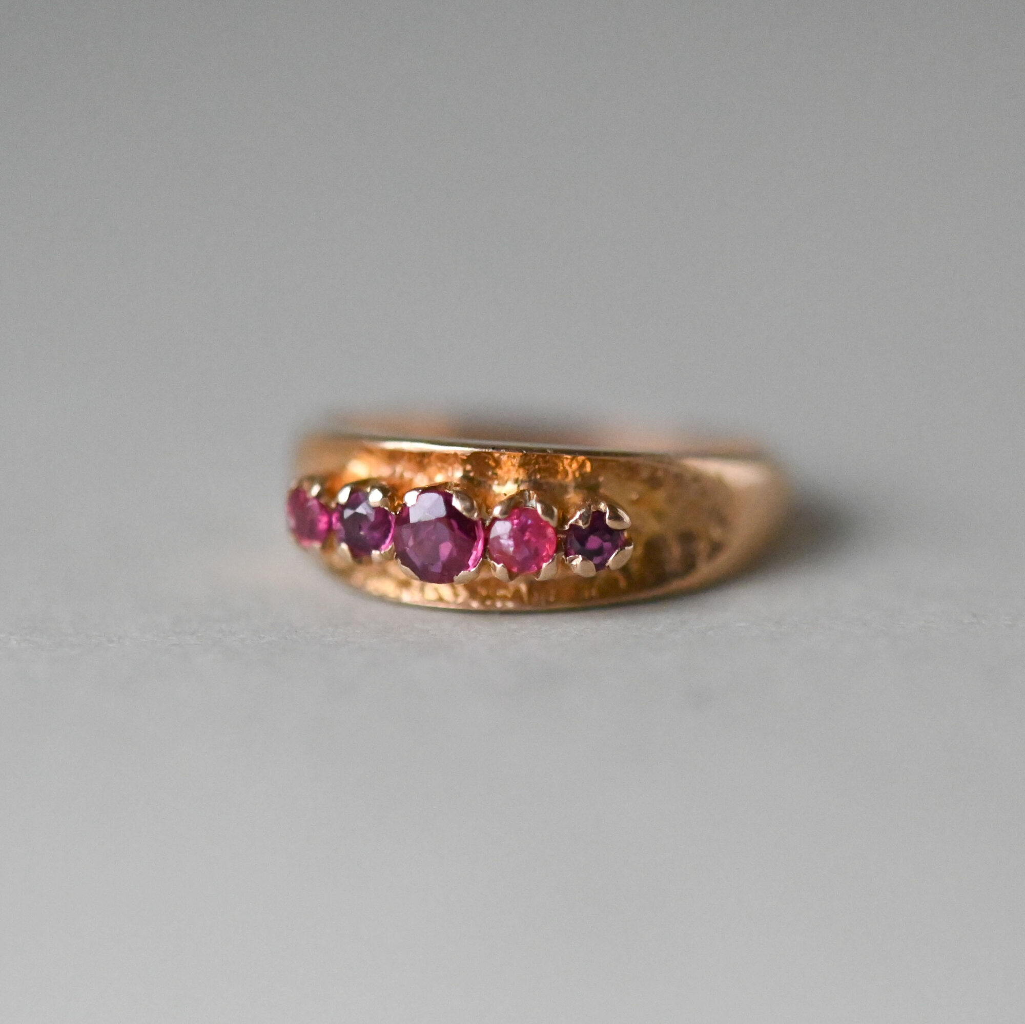 Vintage 9ct gold graduated ruby textured ring - Image 2