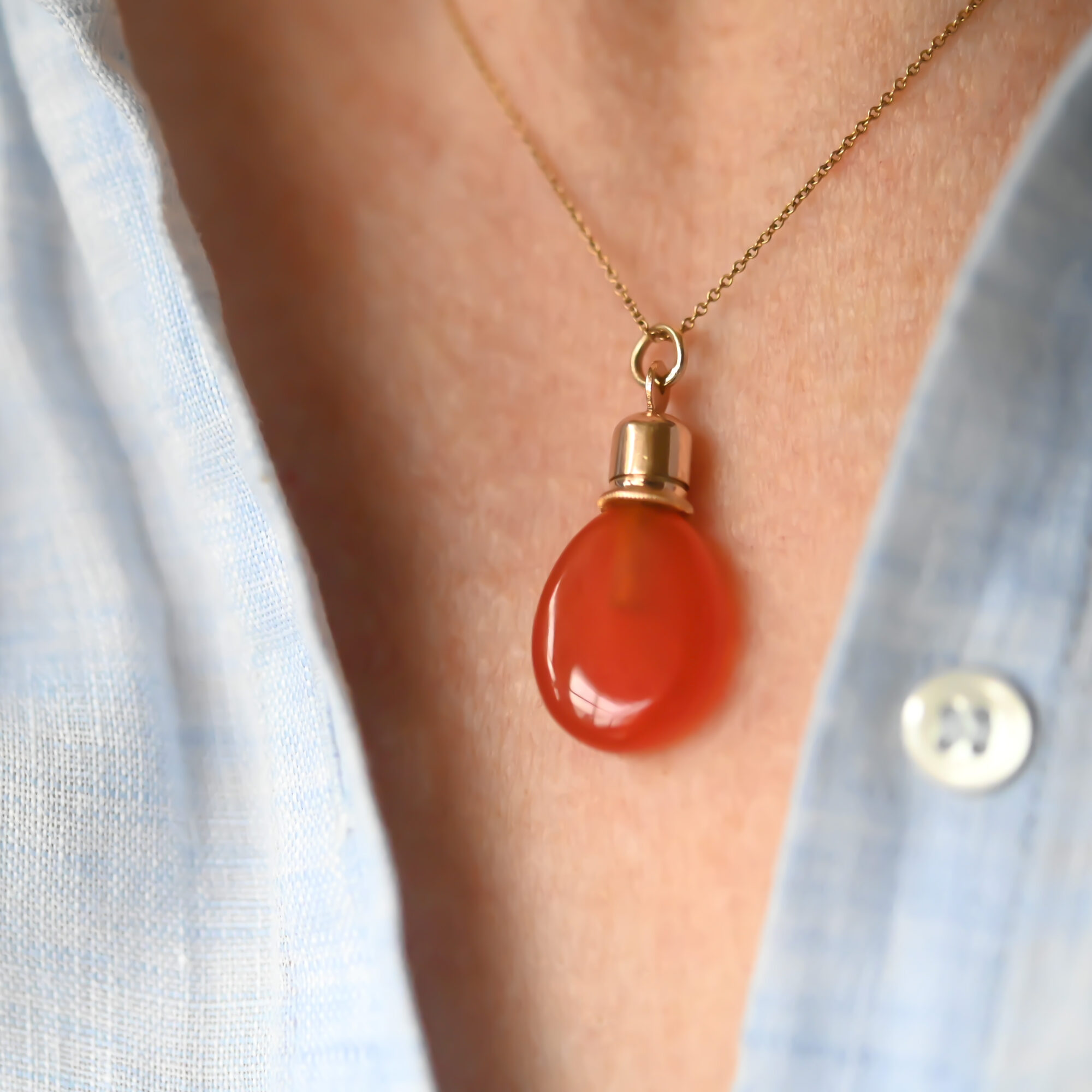 Adorable mid 19th century carnelian 9ct gold bottle pendant, c.1850s - Image 3