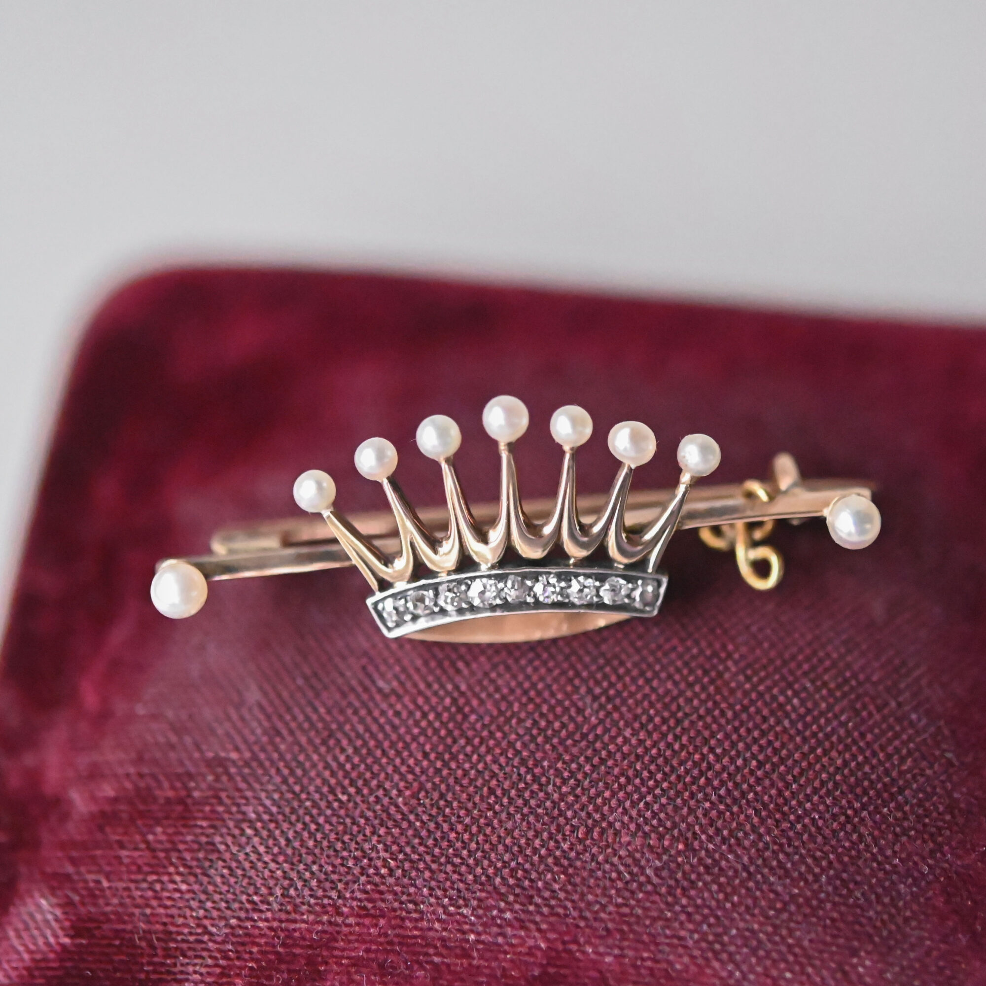 Antique c.1900 Victorian 9ct gold pearl and diamond crown brooch - Image 2