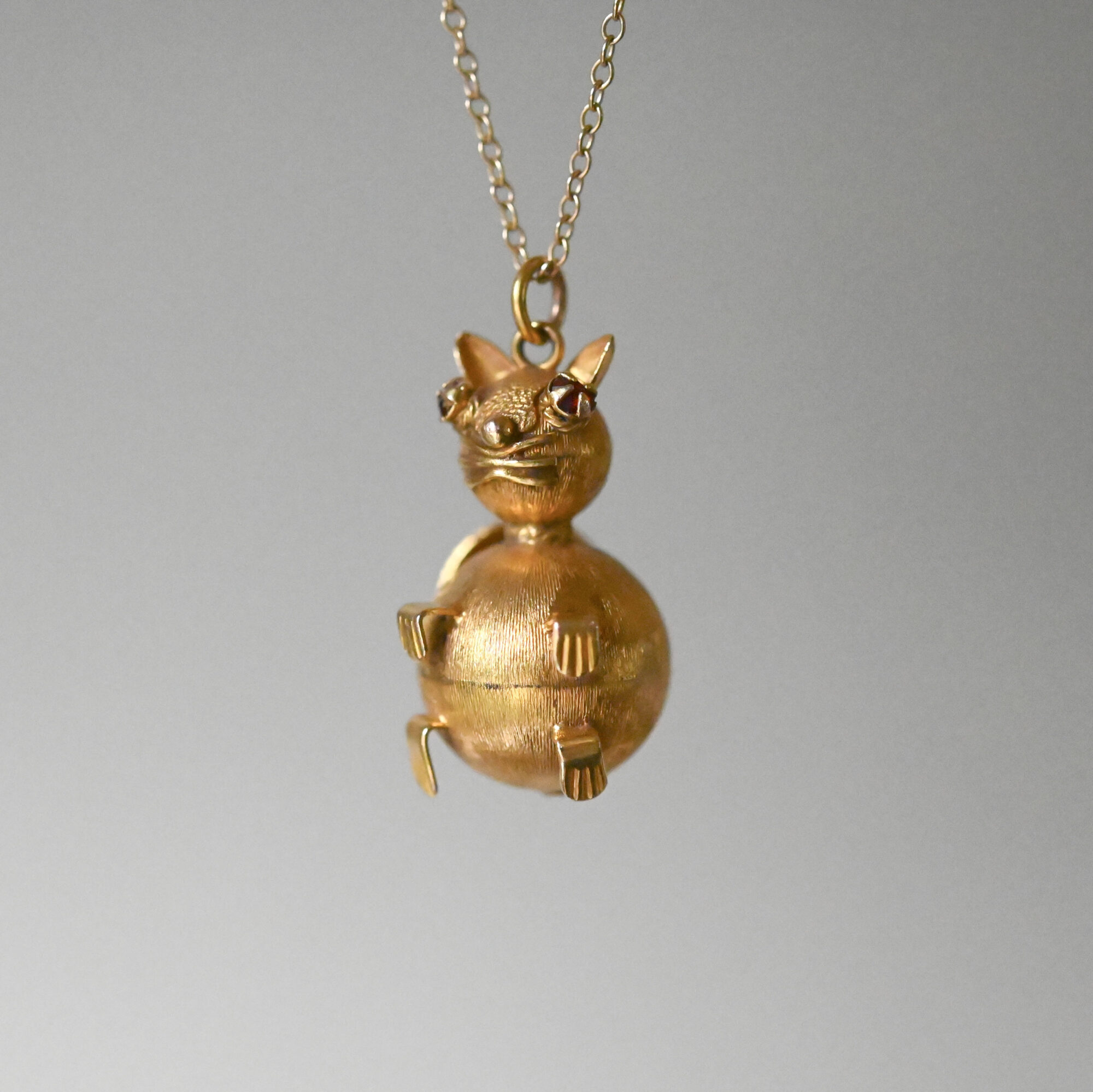 Novelty 14ct gold cat pendant c.1960s