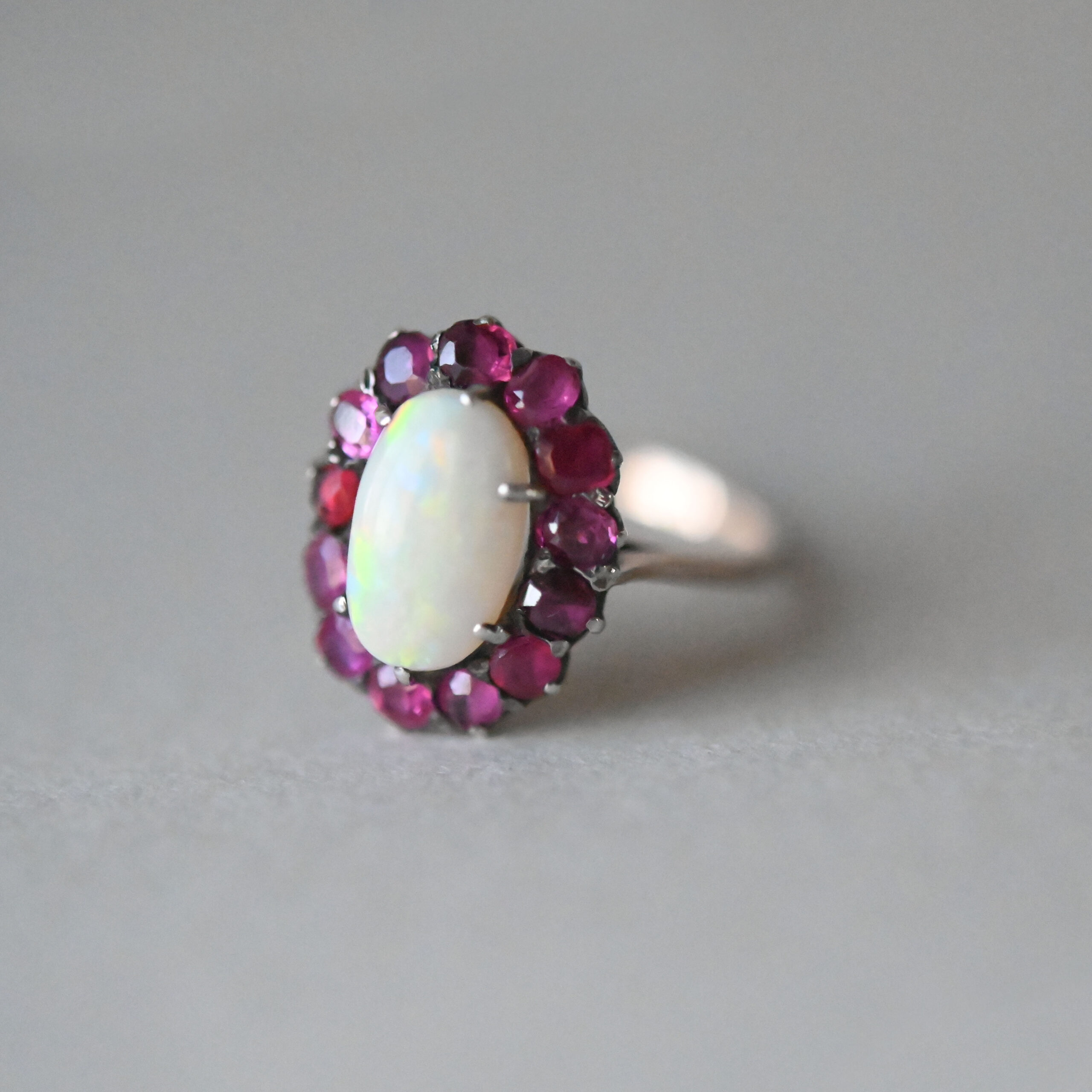 Vintage 9ct gold opal and ruby cluster ring - Image 2
