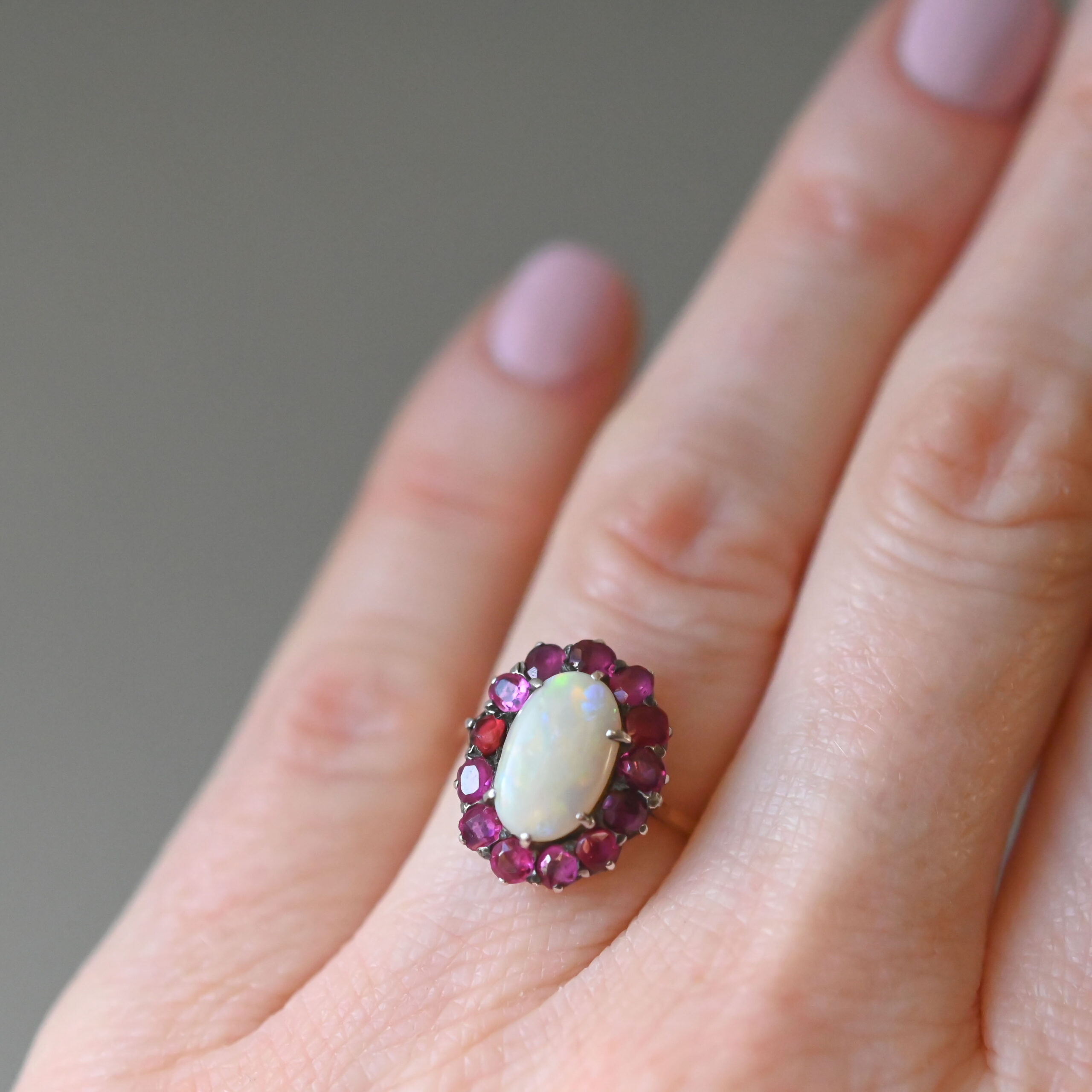 Vintage 9ct gold opal and ruby cluster ring - Image 3