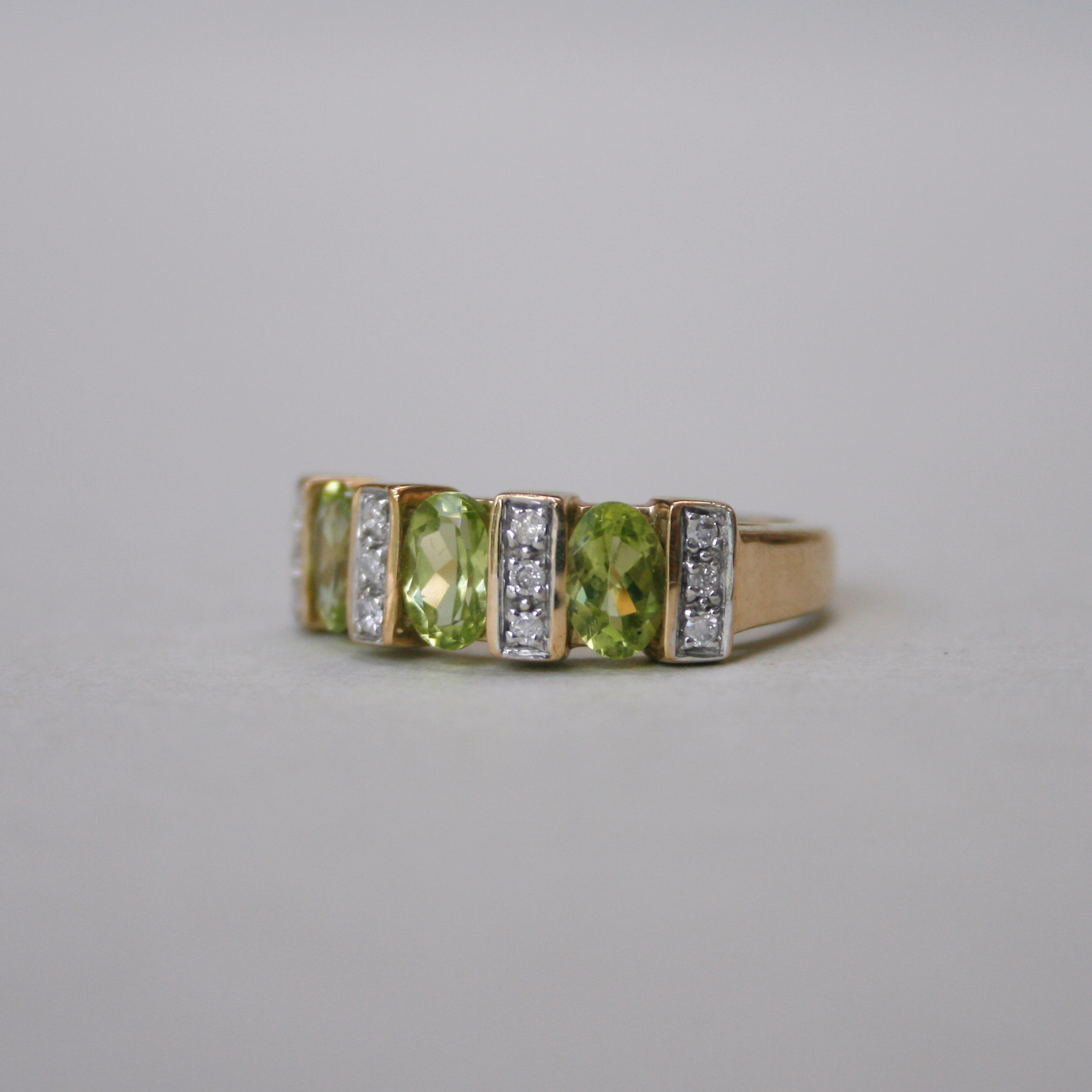 A classic three stone oval peridot and diamond band ring - Image 4
