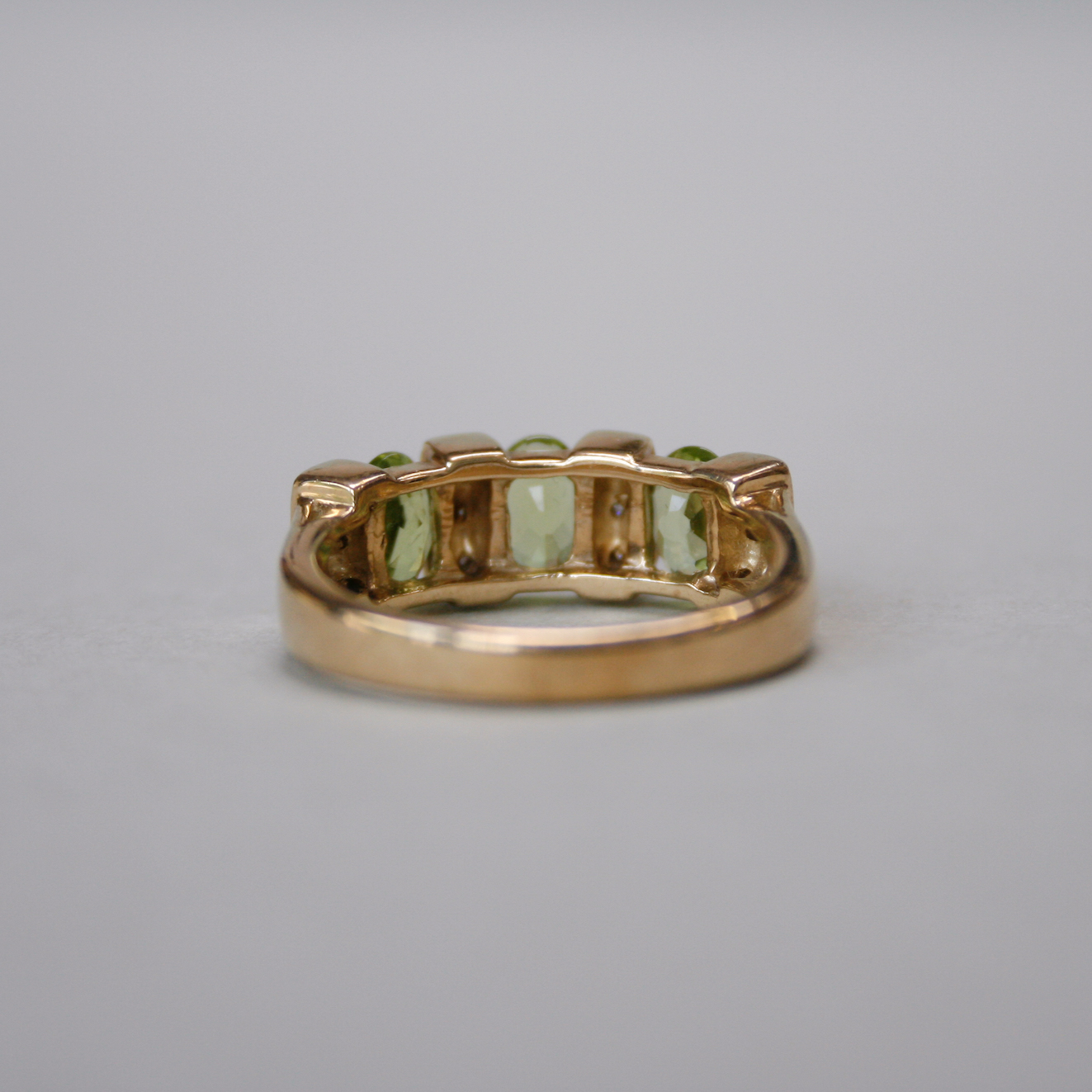 A classic three stone oval peridot and diamond band ring - Image 5