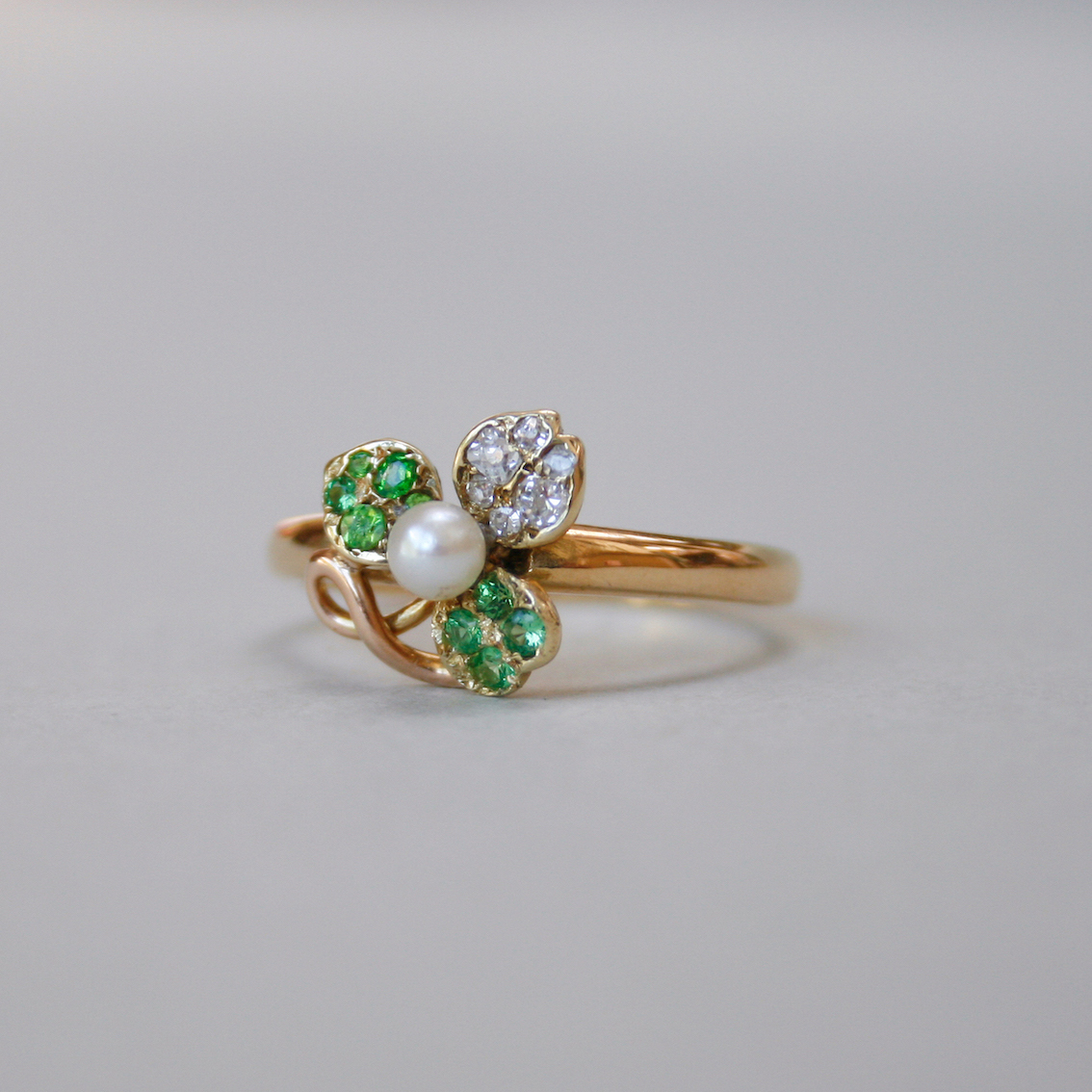 Antique late Victorian 18ct gold demantoid garnet, pearl and diamond shamrock ring - Image 3