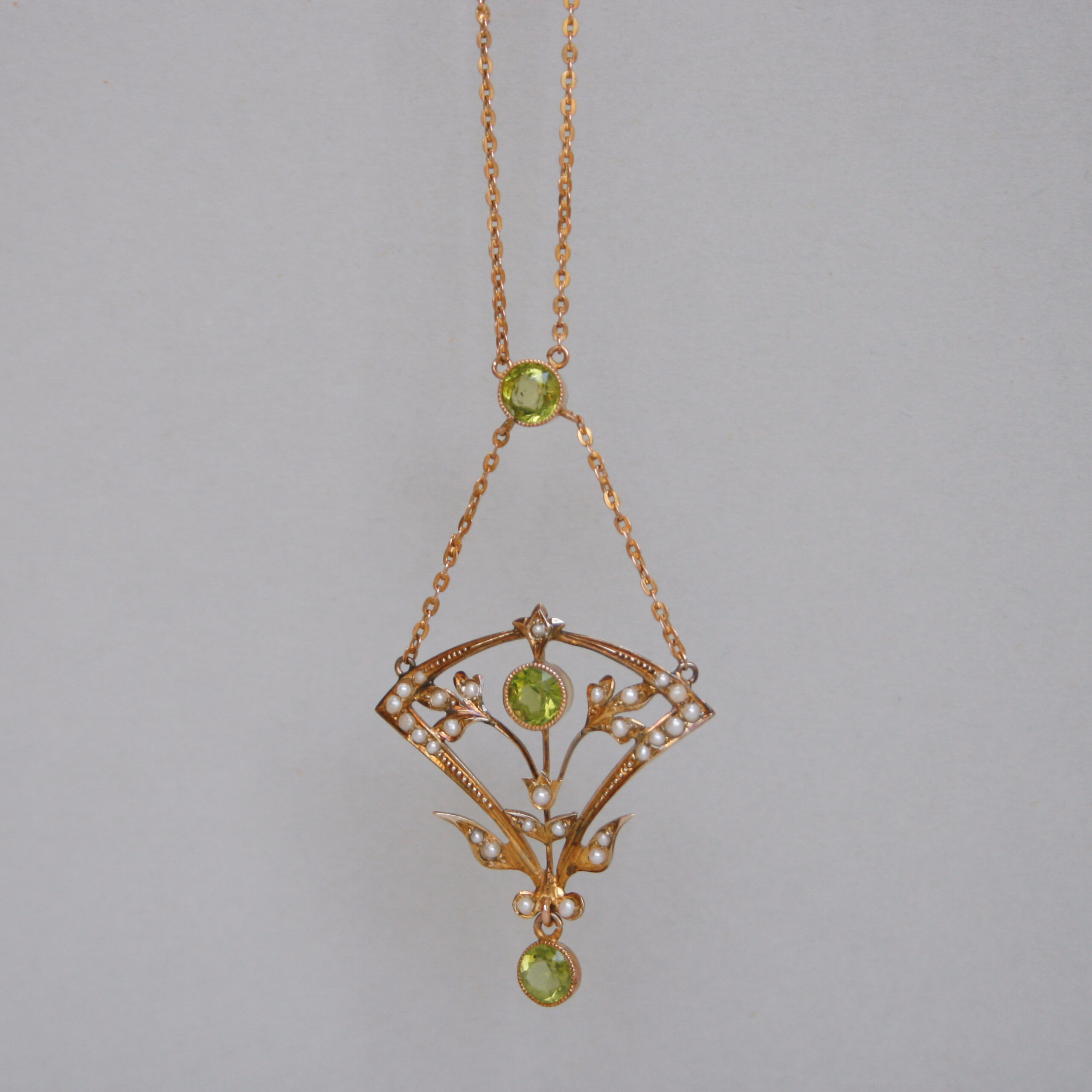 Antique Edwardian 9ct gold peridot and pearl lavalier necklace c.1910