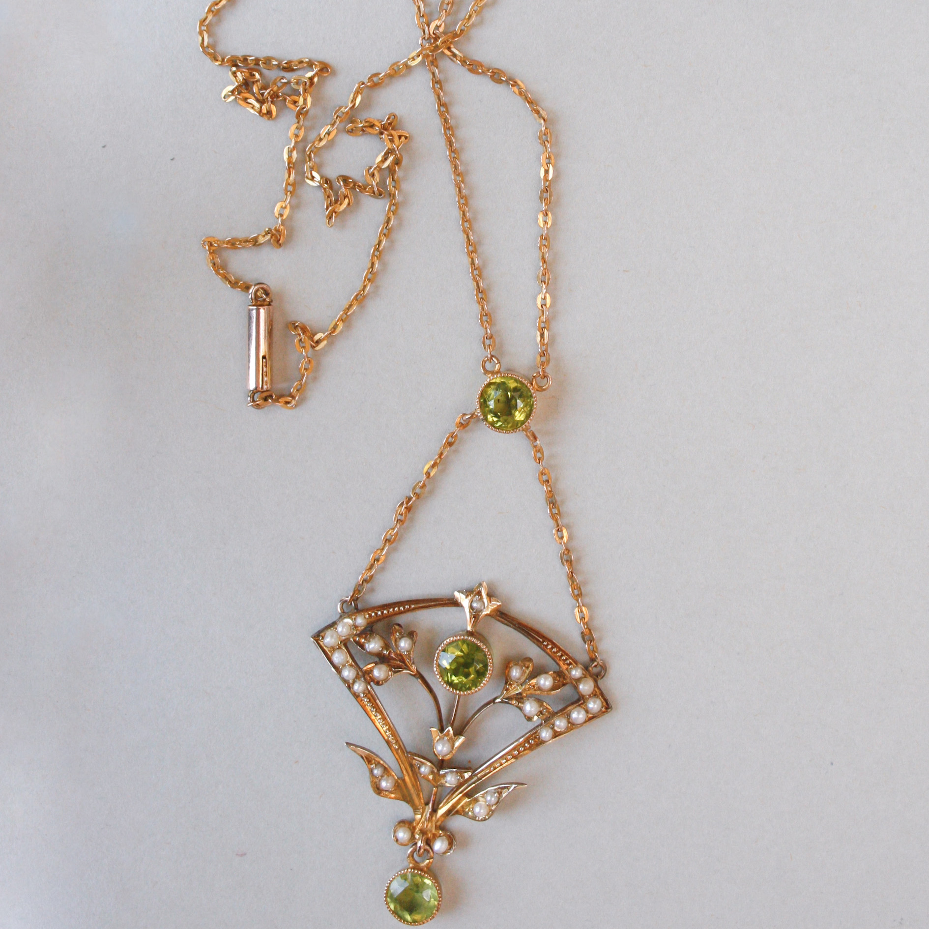 Antique Edwardian 9ct gold peridot and pearl lavalier necklace c.1910 - Image 4