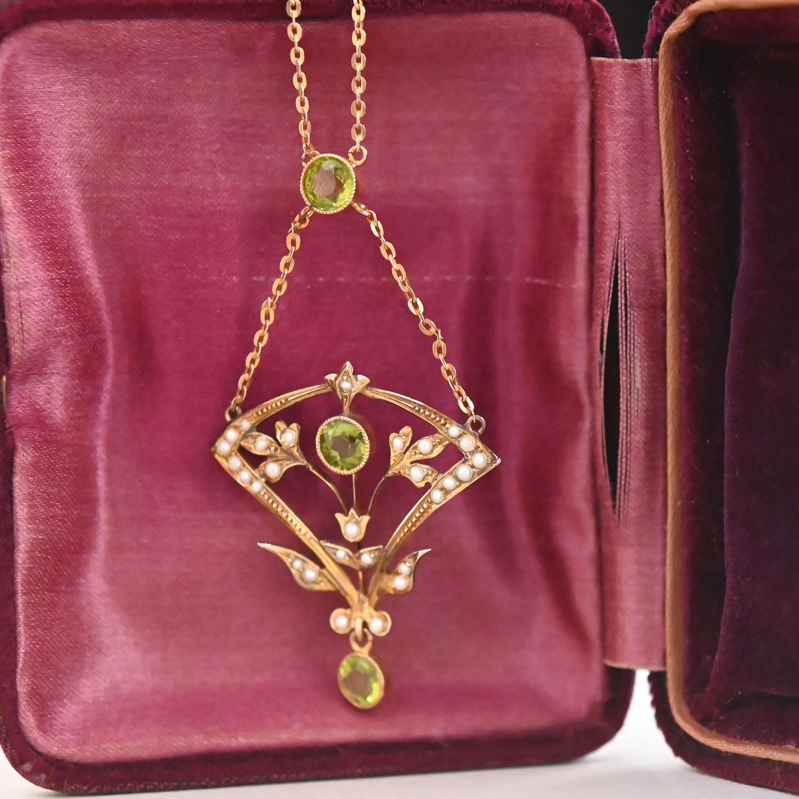 Antique Edwardian 9ct gold peridot and pearl lavalier necklace c.1910 - Image 2