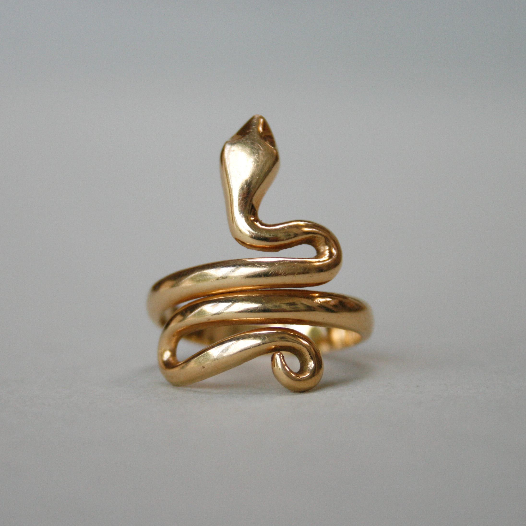 Contemporary 18ct gold snake ring