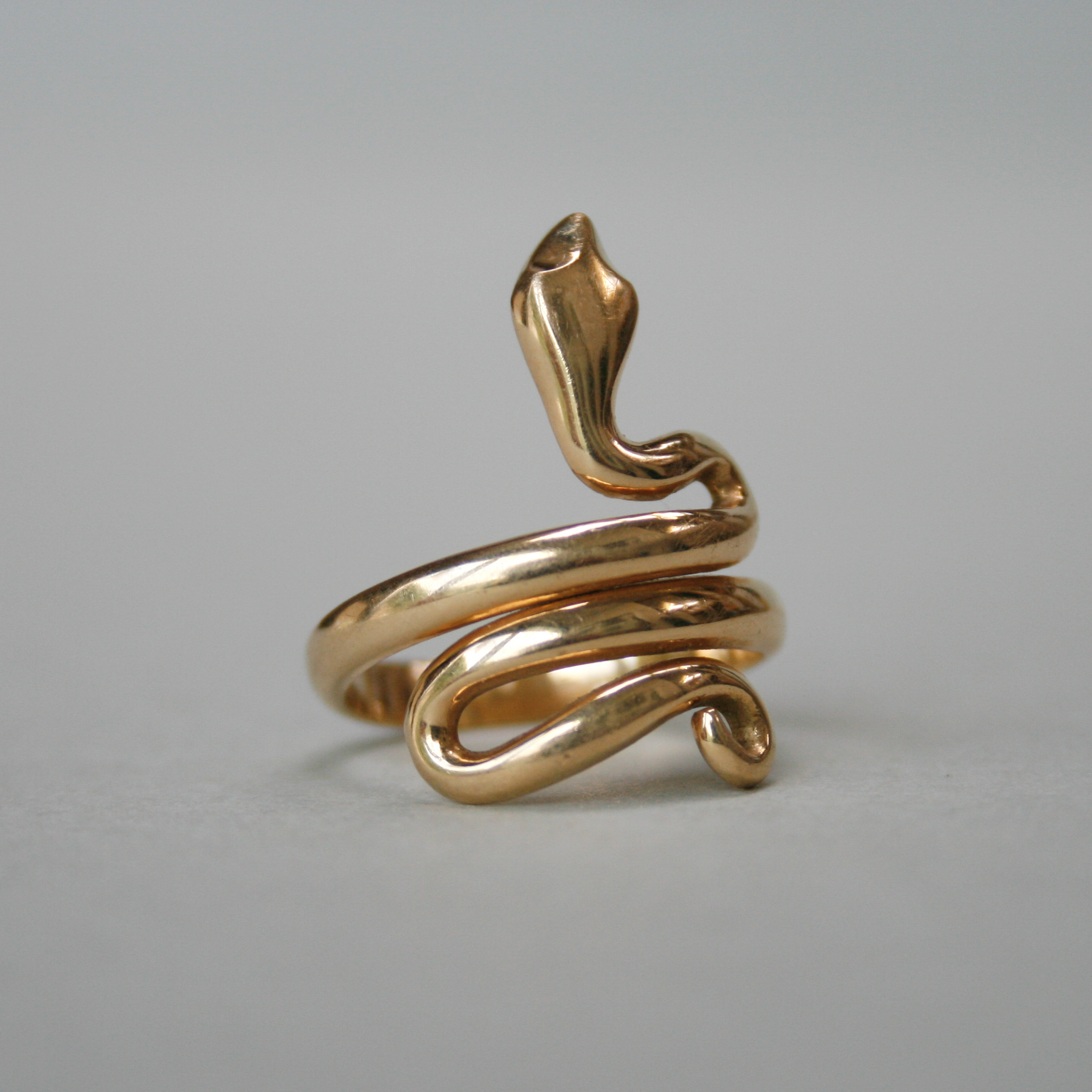Contemporary 18ct gold snake ring - Image 2