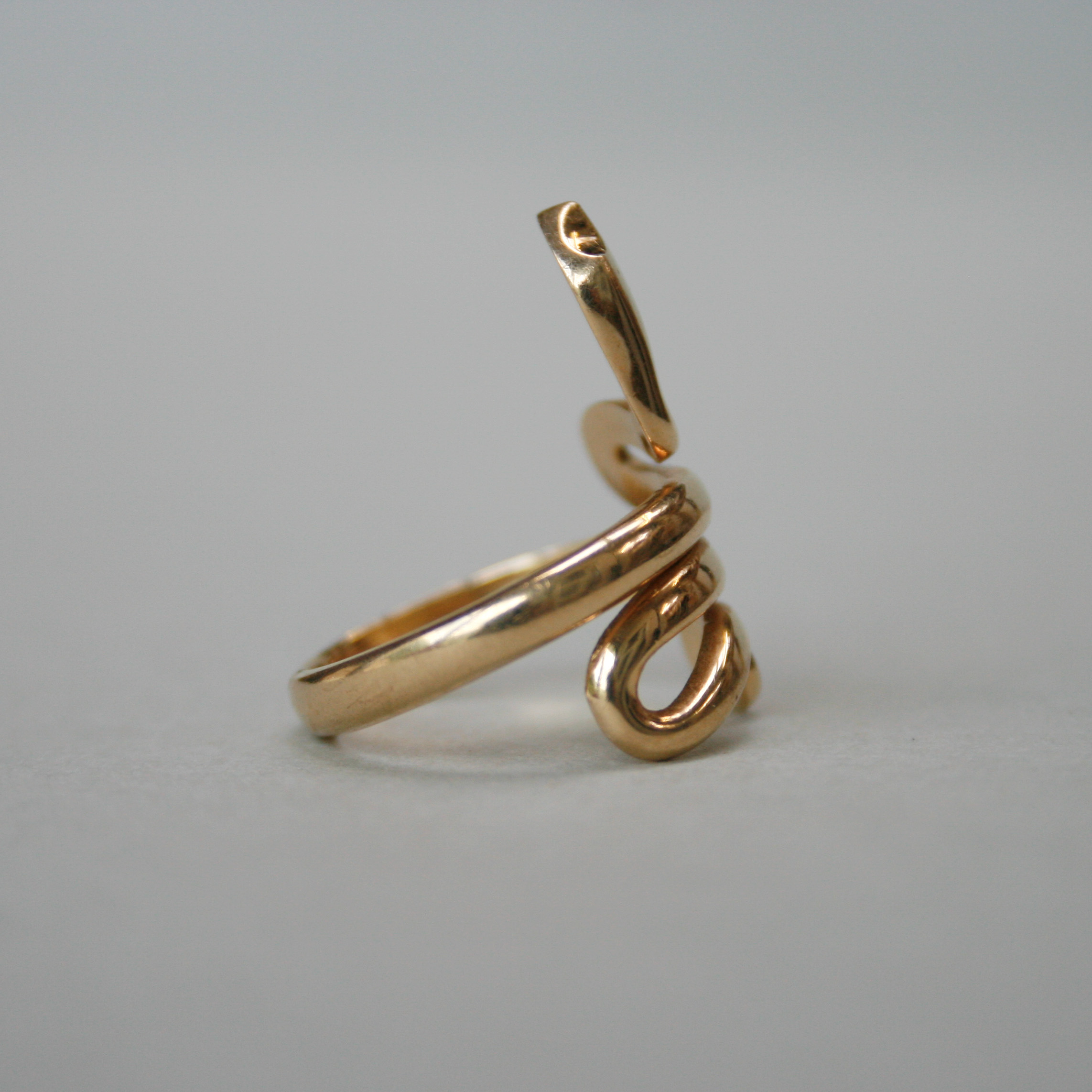 Contemporary 18ct gold snake ring - Image 4