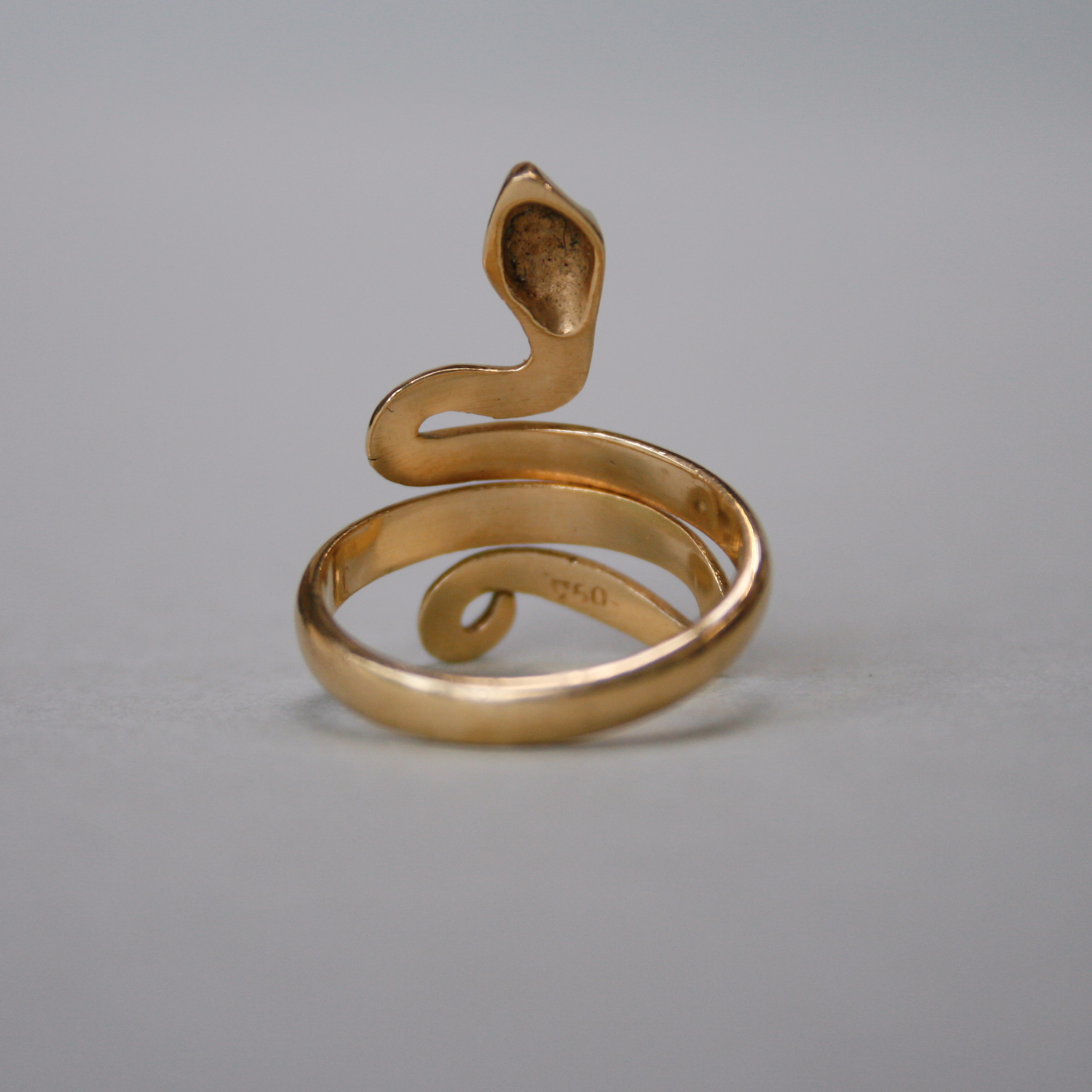 Contemporary 18ct gold snake ring - Image 5