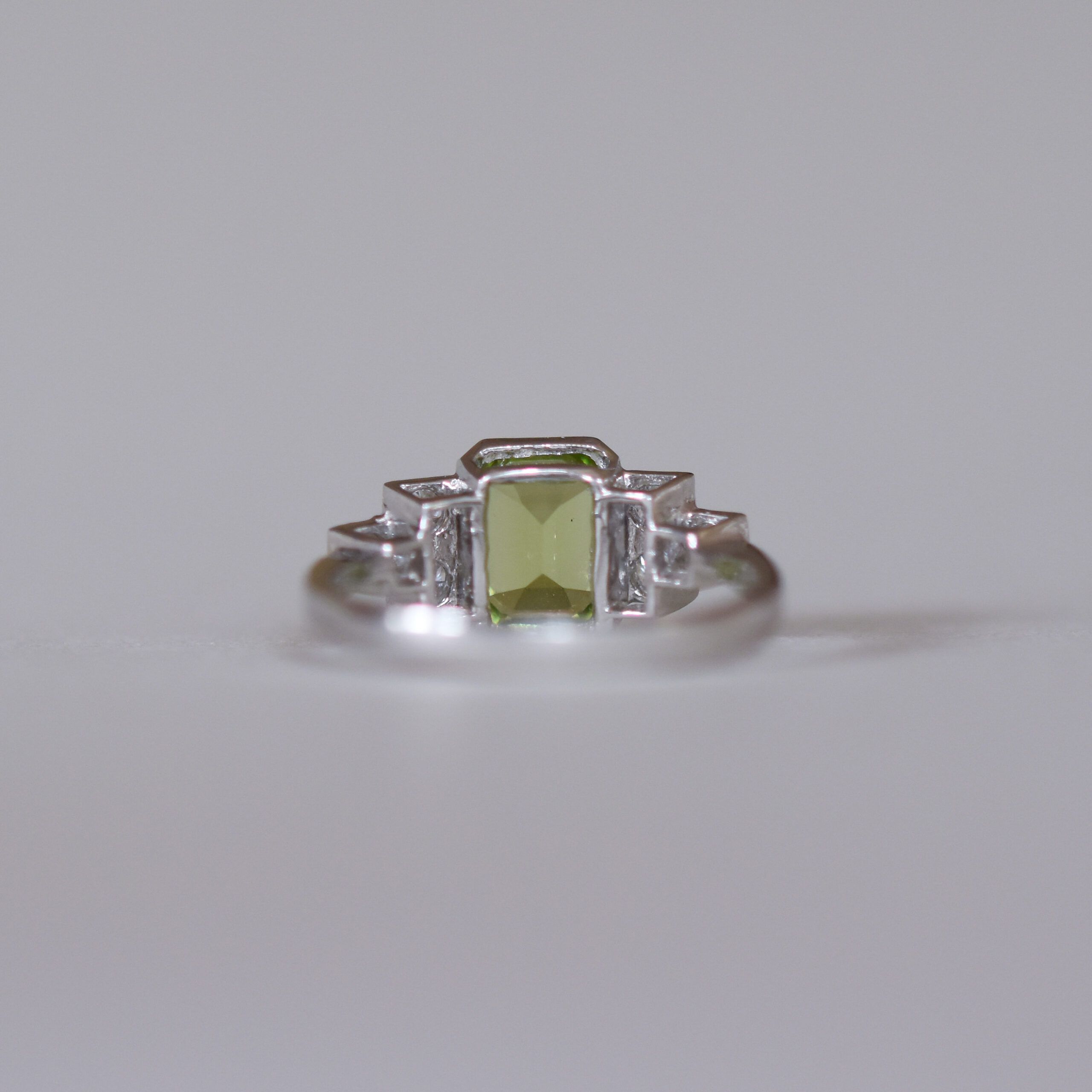 Contemporary Art Deco design peridot and diamond platinum ring - Image 4