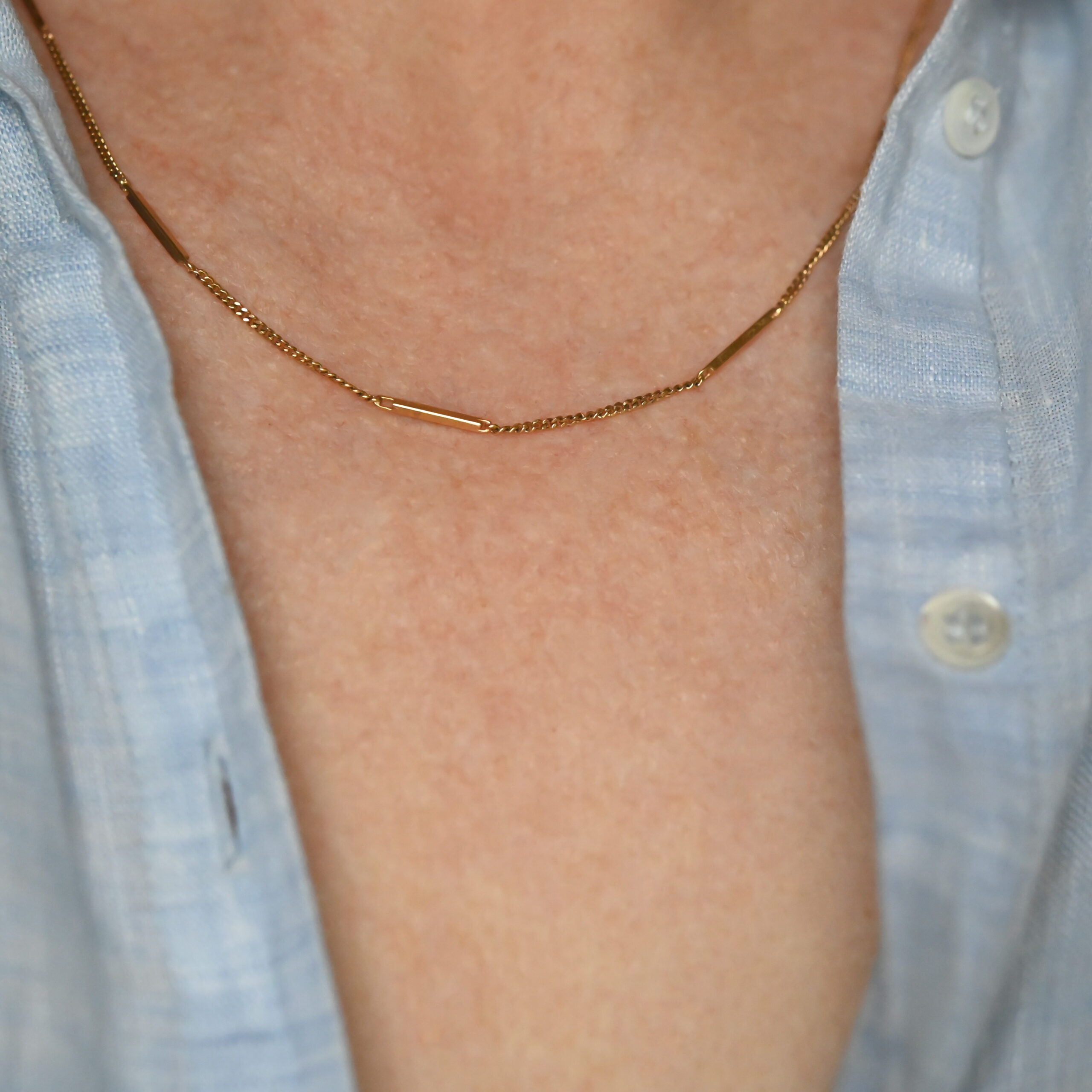Contemporary 9ct gold bar station link chain necklace - Image 2