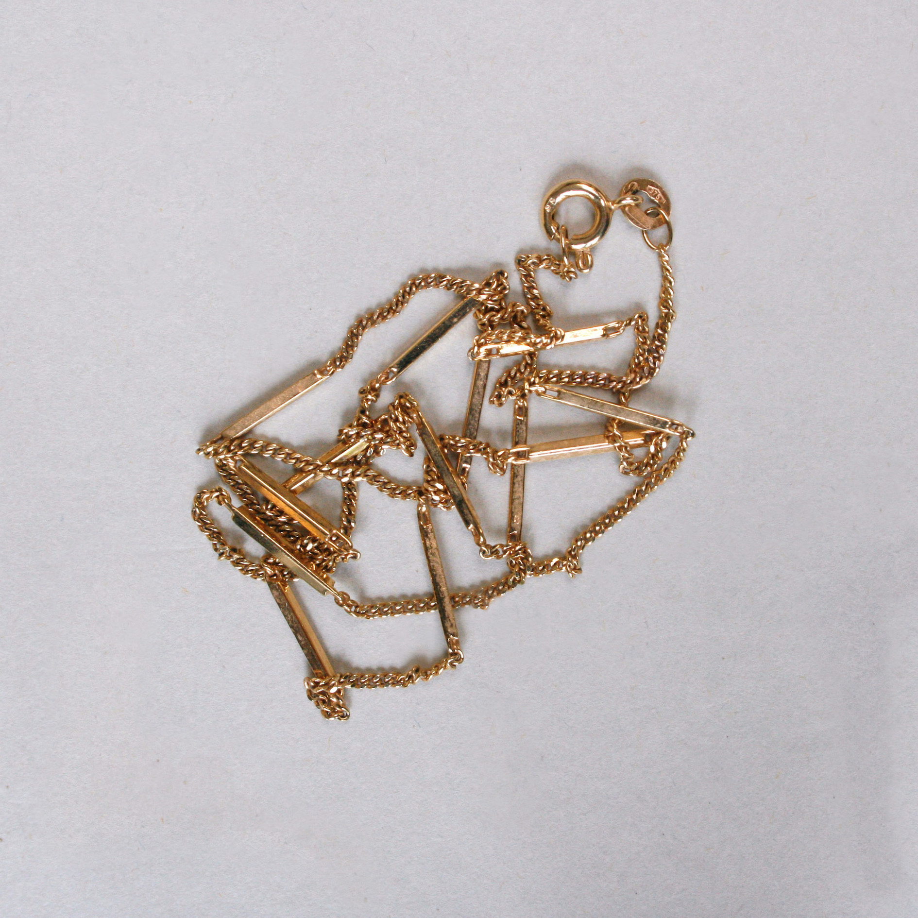 Contemporary 9ct gold bar station link chain necklace - Image 3