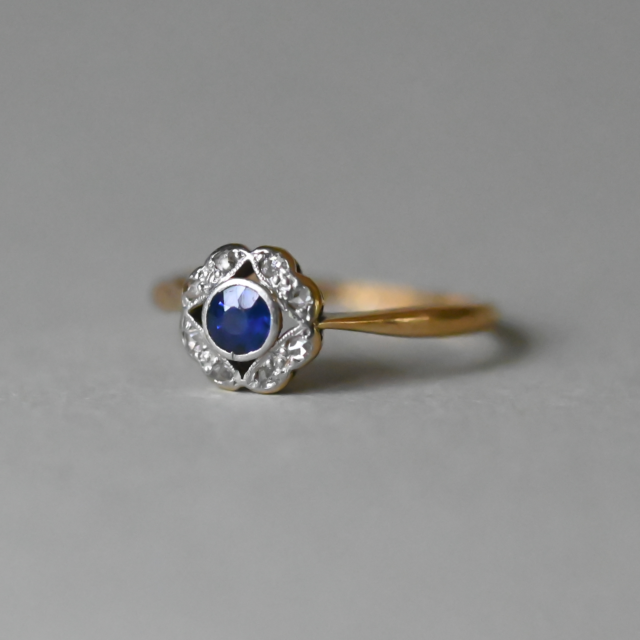 Art Deco 18ct gold and platinum verneuil sapphire and mini diamond cluster ring - Image 2