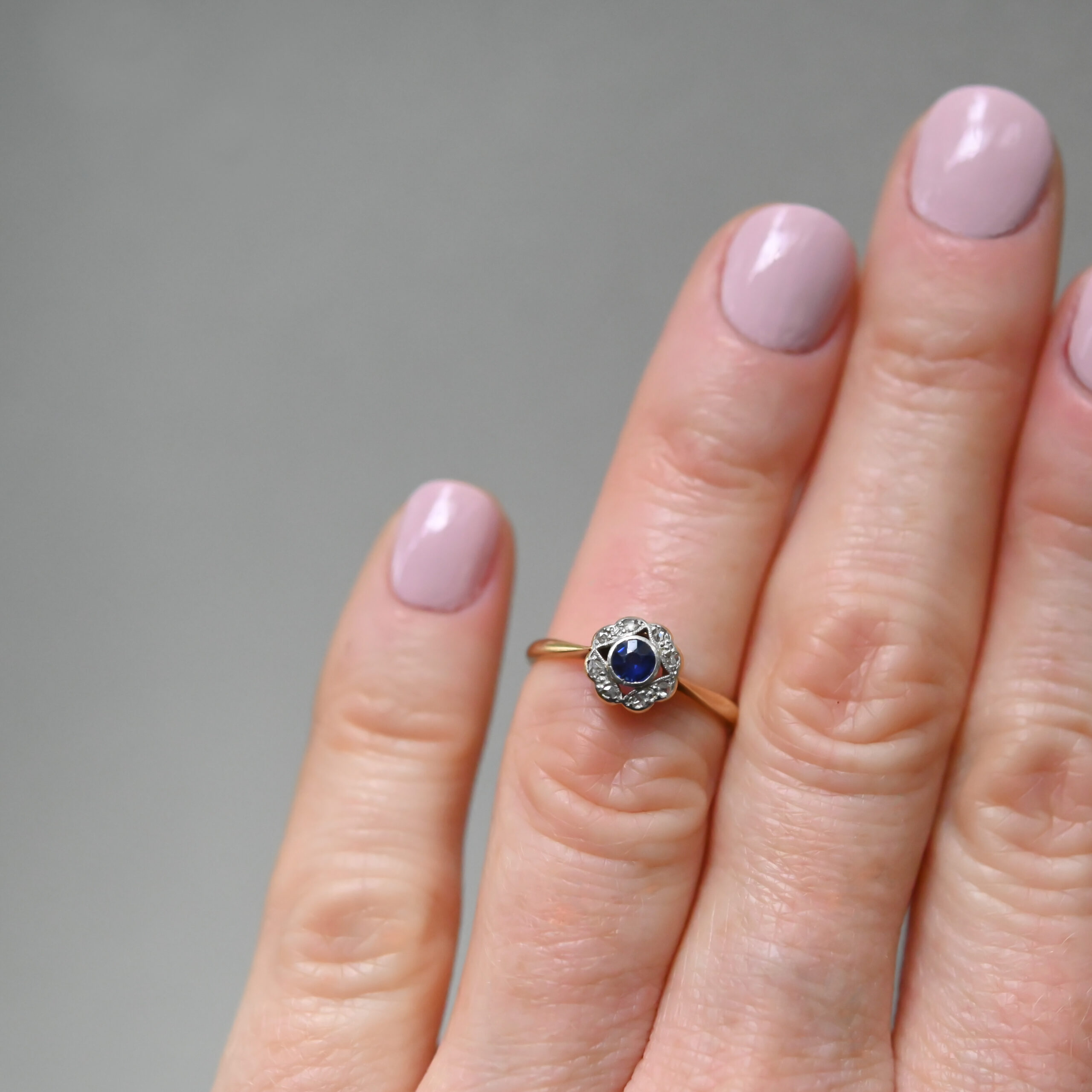 Art Deco 18ct gold and platinum verneuil sapphire and mini diamond cluster ring - Image 3