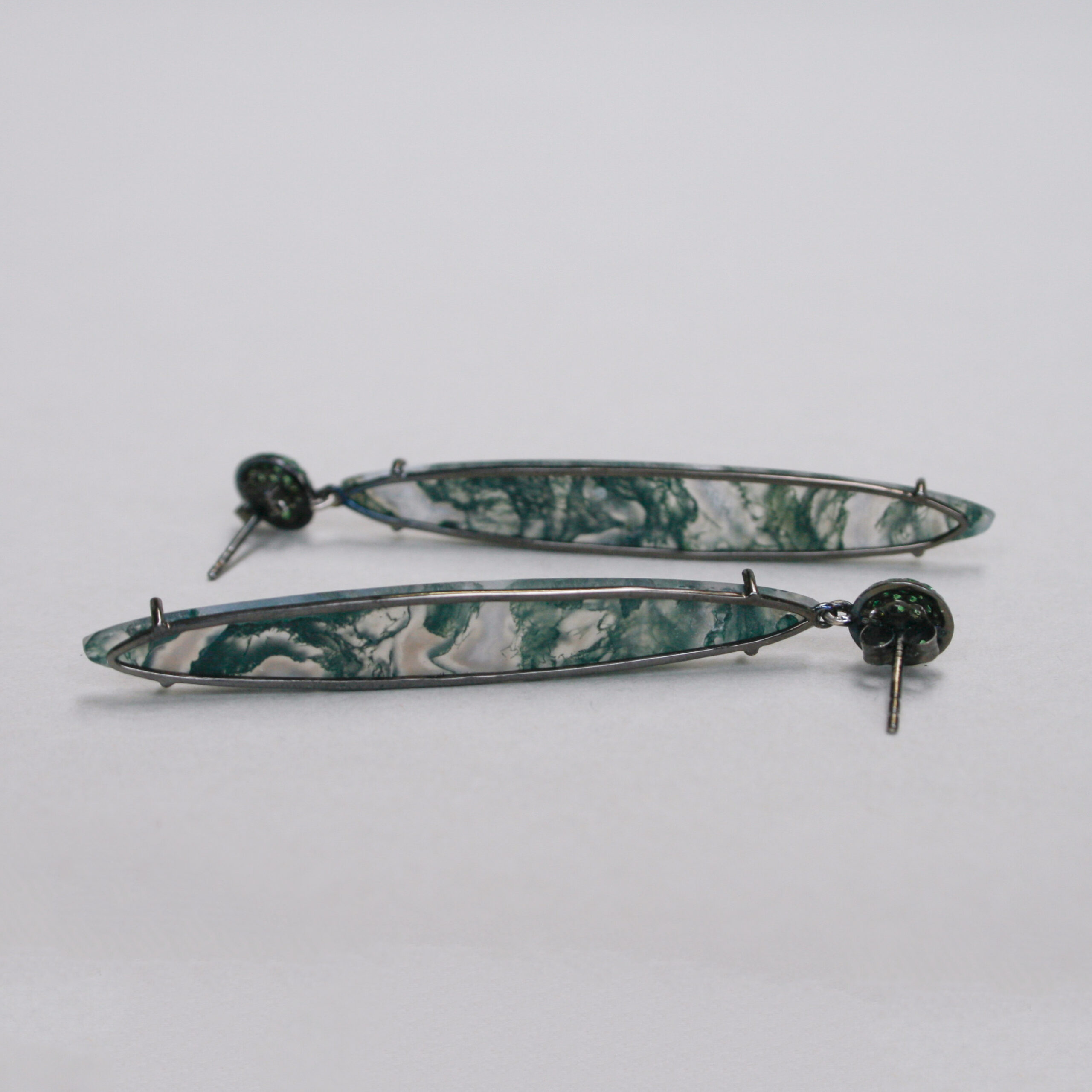Contemporary pair of moss agate and green garnet 18ct black gold earrings - Image 4