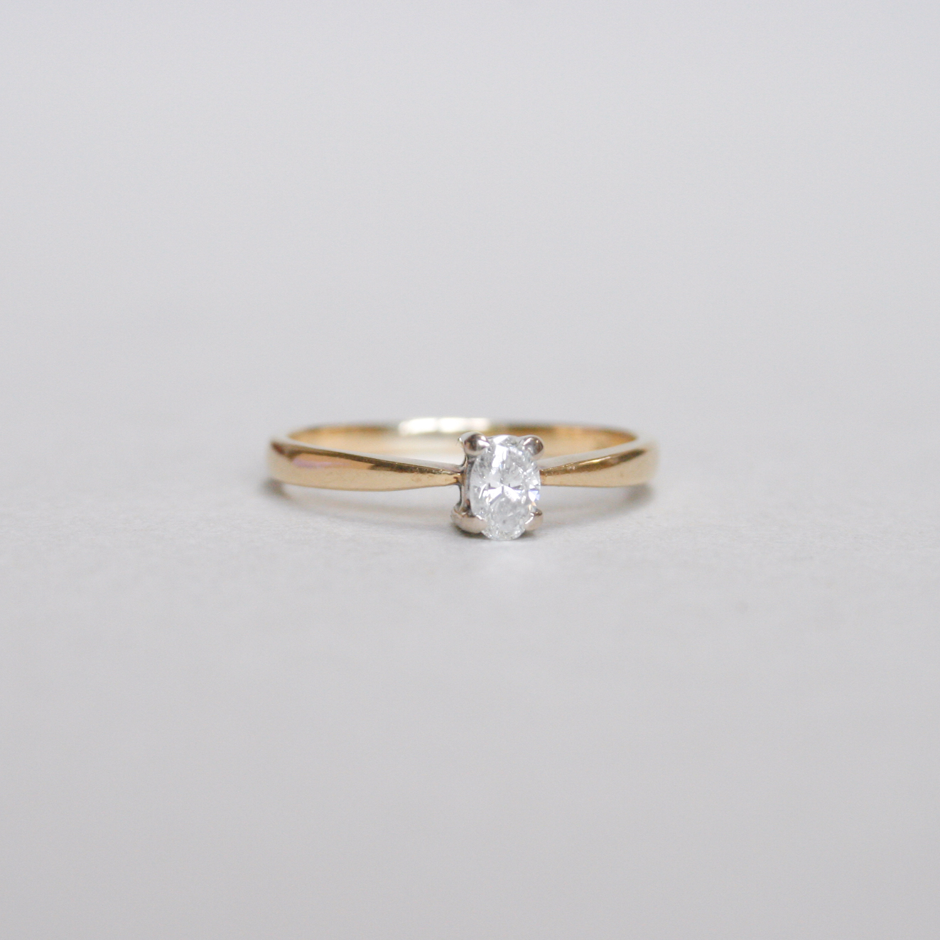 Classic 18ct gold oval diamond engagement ring - Image 2