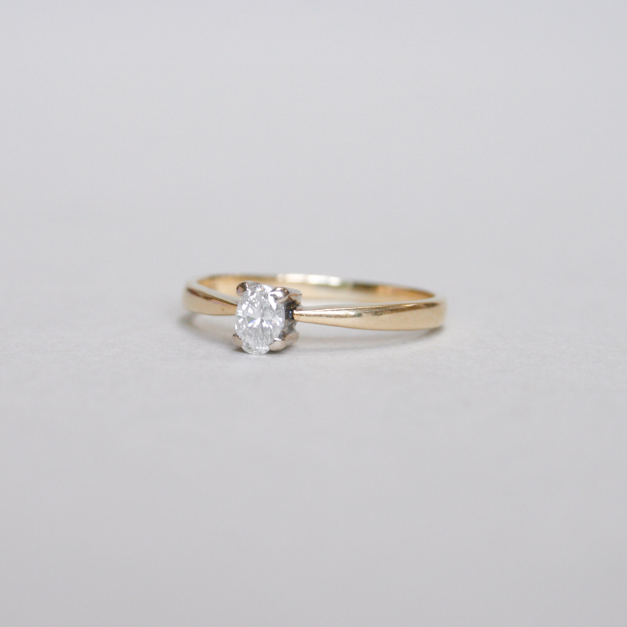 Classic 18ct gold oval diamond engagement ring - Image 3