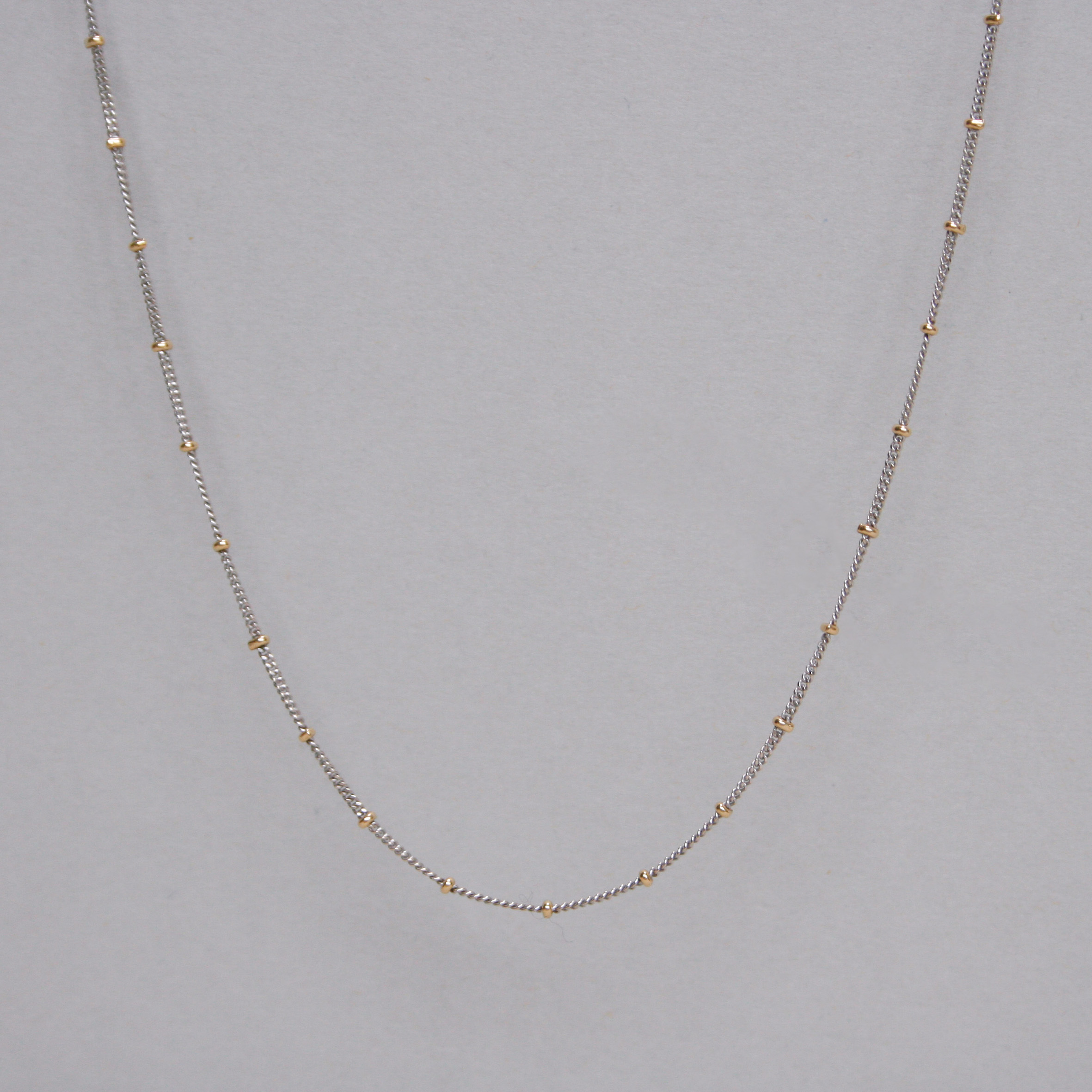 Contemporary 18ct white and yellow gold station chain necklace, 18 inches