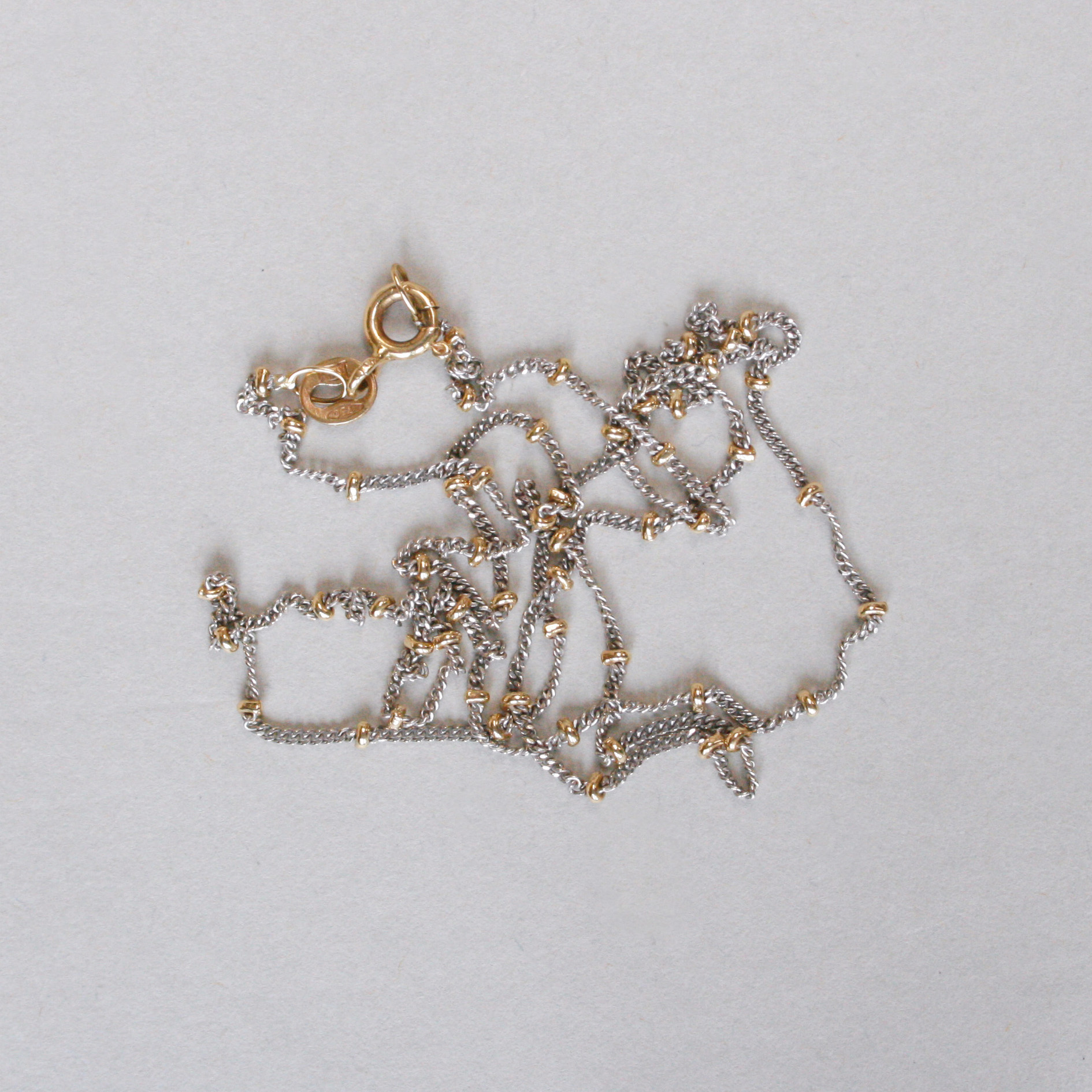 Contemporary 18ct white and yellow gold station chain necklace, 18 inches - Image 3
