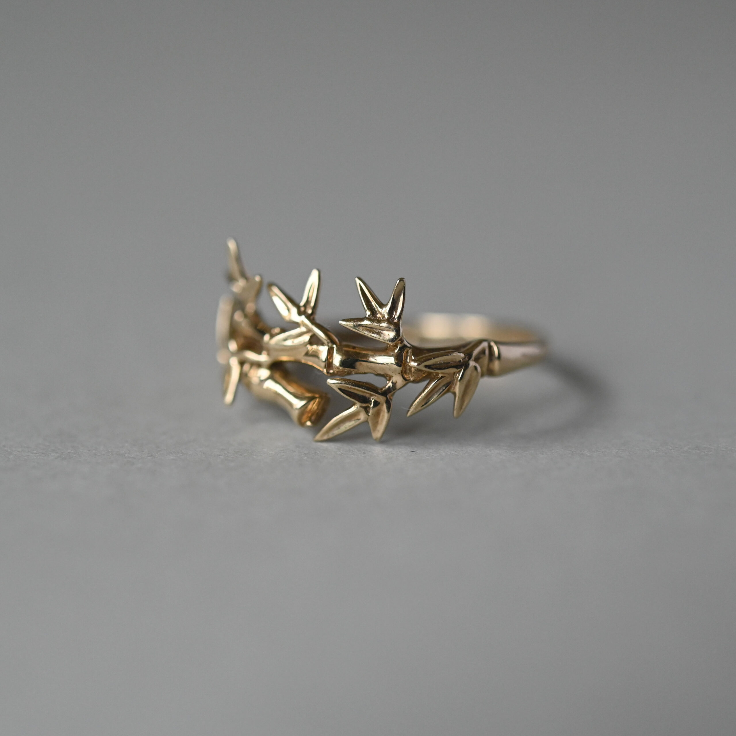 Contemporary 9ct gold bamboo leaf ring - Image 3