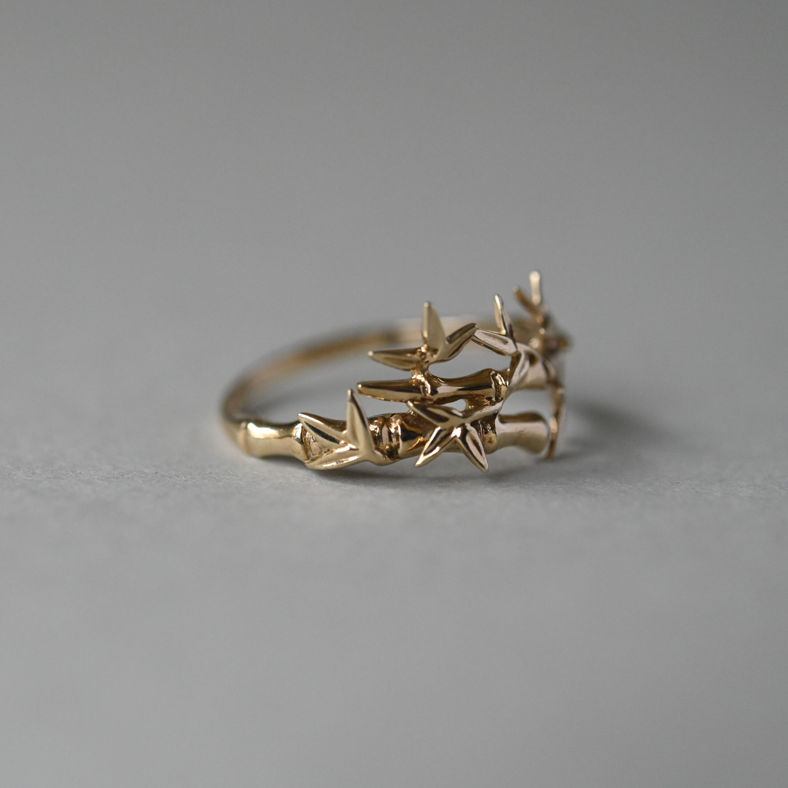 Contemporary 9ct gold bamboo leaf ring - Image 2