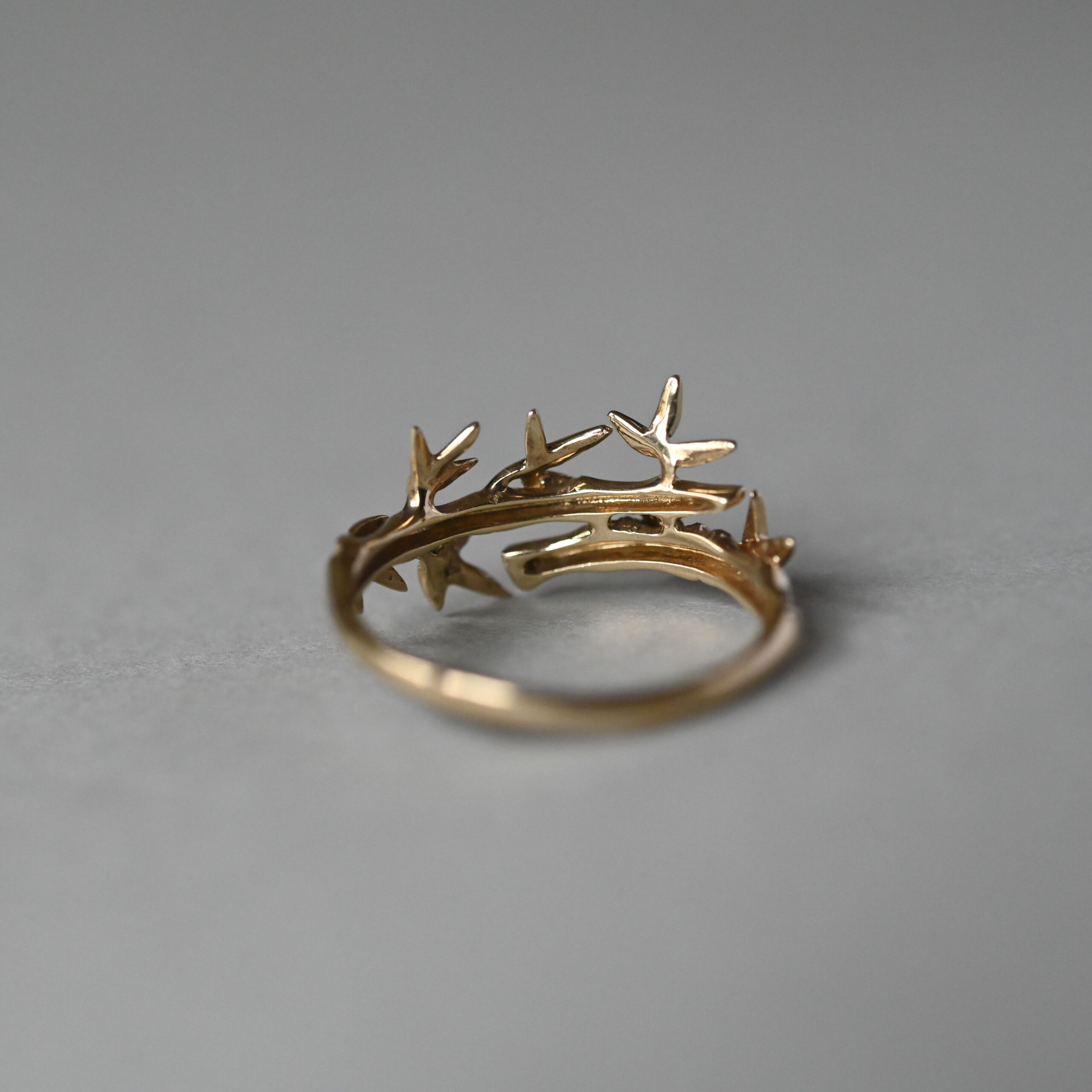 Contemporary 9ct gold bamboo leaf ring - Image 5